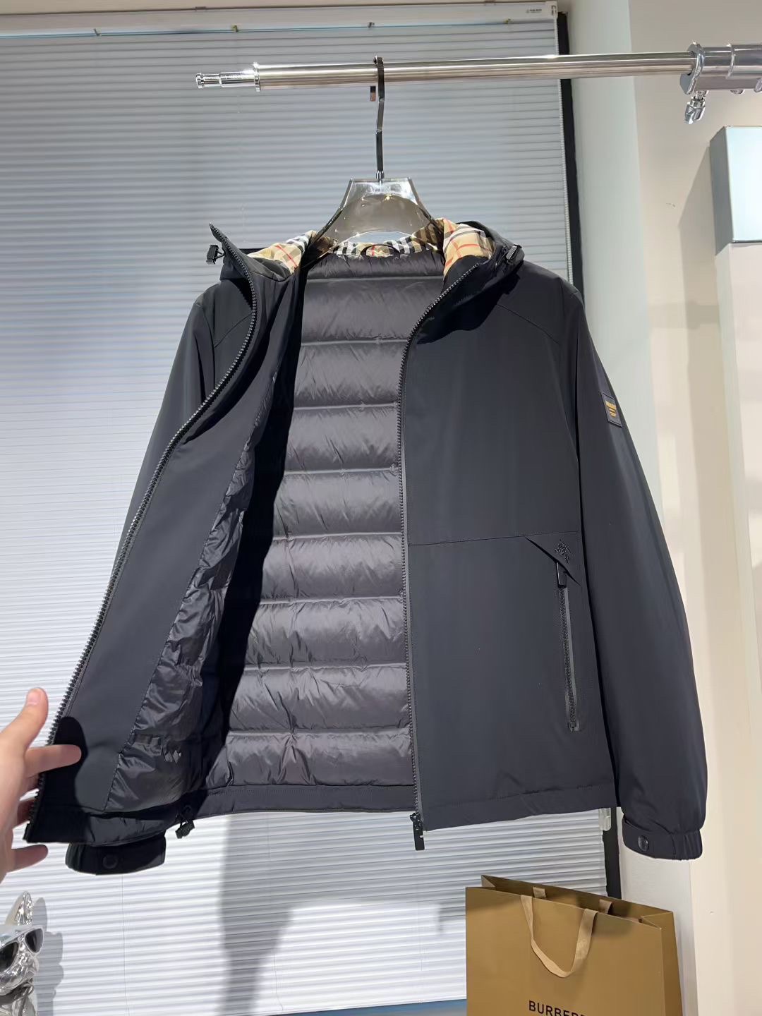 P470[原⌚️]🔥🔥BURBER*巴*宝莉 25秋冬男士时尚连帽轻薄鹅绒服外套
 轻奢时尚休闲风格，轻盈保暖柔软！低调系列时尚百搭，就是有型！香港贸易订单款，超级种草的神仙单品！作为大家都要仰视的品牌，他们对货源的把控也毫无悬念的严格，非常酷炫轻盈飘逸羽绒服
采用意大利进口面料打造，具有百年品牌的高端触感 90白鹅绒 时尚不臃肿，演绎系列的简约美学风格，上身效果轻盈保暖，御寒效果满分! !一款颜值跟性能同步在线的高街奢物，绝对炸街的超级重磅
码数 M-3xL