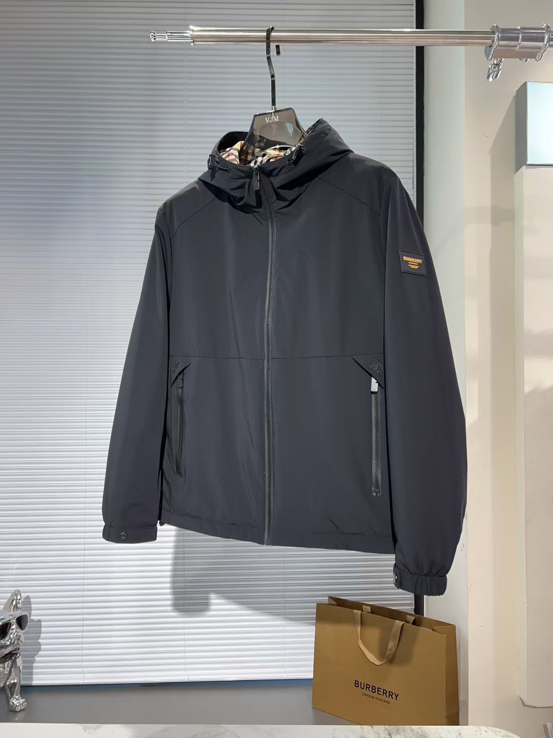 P470[原⌚️]🔥🔥BURBER*巴*宝莉 25秋冬男士时尚连帽轻薄鹅绒服外套
 轻奢时尚休闲风格，轻盈保暖柔软！低调系列时尚百搭，就是有型！香港贸易订单款，超级种草的神仙单品！作为大家都要仰视的品牌，他们对货源的把控也毫无悬念的严格，非常酷炫轻盈飘逸羽绒服
采用意大利进口面料打造，具有百年品牌的高端触感 90白鹅绒 时尚不臃肿，演绎系列的简约美学风格，上身效果轻盈保暖，御寒效果满分! !一款颜值跟性能同步在线的高街奢物，绝对炸街的超级重磅
码数 M-3xL