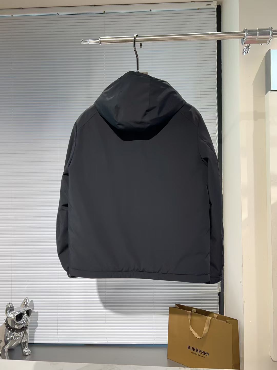 P470[原⌚️]🔥🔥BURBER*巴*宝莉 25秋冬男士时尚连帽轻薄鹅绒服外套
 轻奢时尚休闲风格，轻盈保暖柔软！低调系列时尚百搭，就是有型！香港贸易订单款，超级种草的神仙单品！作为大家都要仰视的品牌，他们对货源的把控也毫无悬念的严格，非常酷炫轻盈飘逸羽绒服
采用意大利进口面料打造，具有百年品牌的高端触感 90白鹅绒 时尚不臃肿，演绎系列的简约美学风格，上身效果轻盈保暖，御寒效果满分! !一款颜值跟性能同步在线的高街奢物，绝对炸街的超级重磅
码数 M-3xL