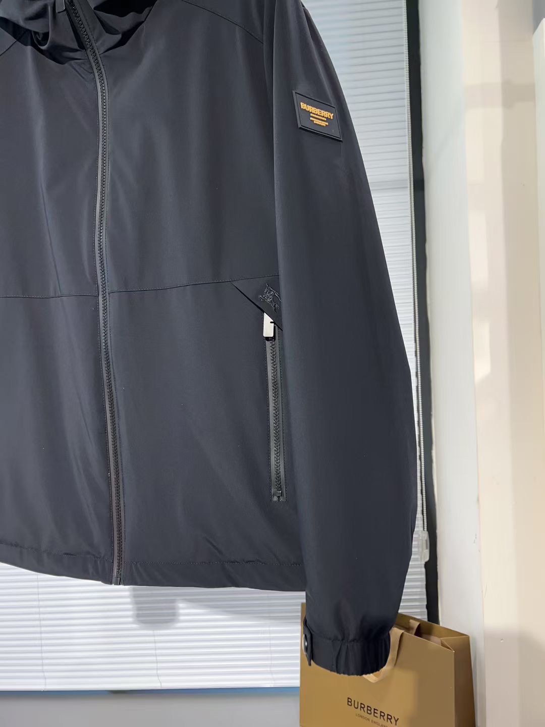 P470[原⌚️]🔥🔥BURBER*巴*宝莉 25秋冬男士时尚连帽轻薄鹅绒服外套
 轻奢时尚休闲风格，轻盈保暖柔软！低调系列时尚百搭，就是有型！香港贸易订单款，超级种草的神仙单品！作为大家都要仰视的品牌，他们对货源的把控也毫无悬念的严格，非常酷炫轻盈飘逸羽绒服
采用意大利进口面料打造，具有百年品牌的高端触感 90白鹅绒 时尚不臃肿，演绎系列的简约美学风格，上身效果轻盈保暖，御寒效果满分! !一款颜值跟性能同步在线的高街奢物，绝对炸街的超级重磅
码数 M-3xL