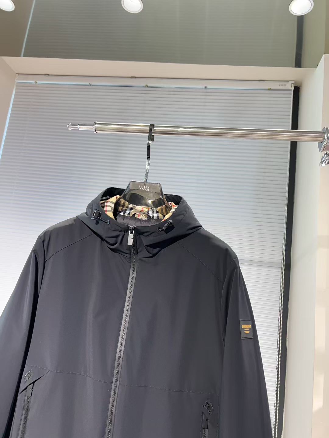 P470[原⌚️]🔥🔥BURBER*巴*宝莉 25秋冬男士时尚连帽轻薄鹅绒服外套
 轻奢时尚休闲风格，轻盈保暖柔软！低调系列时尚百搭，就是有型！香港贸易订单款，超级种草的神仙单品！作为大家都要仰视的品牌，他们对货源的把控也毫无悬念的严格，非常酷炫轻盈飘逸羽绒服
采用意大利进口面料打造，具有百年品牌的高端触感 90白鹅绒 时尚不臃肿，演绎系列的简约美学风格，上身效果轻盈保暖，御寒效果满分! !一款颜值跟性能同步在线的高街奢物，绝对炸街的超级重磅
码数 M-3xL