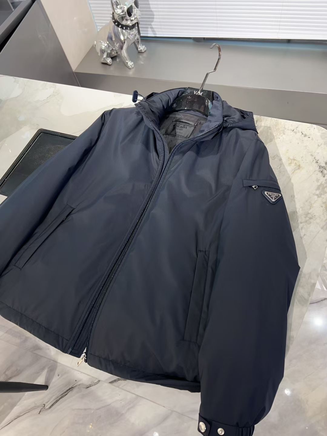 【🔥爆款到货] P470[原⌚️]🔥🔥Prad*普&拉达 25秋冬男士时尚连帽轻薄鹅绒服外套
 轻奢时尚休闲风格，轻盈保暖柔软！低调系列时尚百搭，就是有型！香港贸易订单款，超级种草的神仙单品！作为大家都要仰视的品牌，他们对货源的把控也毫无悬念的严格，非常酷炫轻盈飘逸羽绒服
采用意大利进口面料打造，具有百年品牌的高端触感 90白鹅绒 时尚不臃肿，演绎系列的简约美学风格，上身效果轻盈保暖，御寒效果满分! !一款颜值跟性能同步在线的高街奢物，绝对炸街的超级重磅
码数 M-3xL