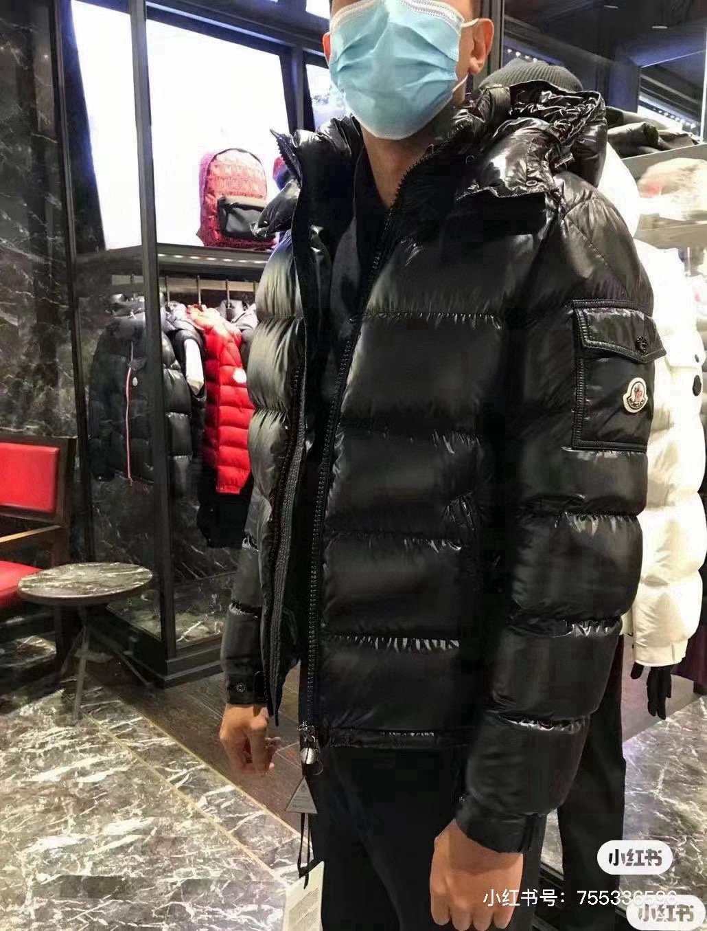 🔥🔥高配版防尘袋包装P620🔥🔥白鹅绒填充220g左右，并且支持手机📱NFC袖标和洗水标二维码感应式防伪芯片 ，轻碰两下直达官网，真正的做到与Z柜零差距，

鹅绒🔥🔥男女同款情侣💑款🔥:最经典的玛雅情侣款‼️ 蒙➕最经典之作&mdash;&mdash;Maya来啦❗专柜每年的常青招牌款，几乎是每一年的销量冠军❗帽子🎩🉑️脱卸！
面料: 100% 锦纶; 里料: 100% 锦纶 ，市面最顶级没有之一，一切遵照原版定制。

这也是大家所熟知的陈奕迅同款！官网25年再次主推
你可以把它定义成Maya的升级版，一款浓缩蒙家百年羽绒精髓的正P羽绒服，实在是不能错过！

深圳贸易公司出口订单尾货！一件贸易公司给代工厂足足75美金加工费的重磅羽绒服!

版型上是最基础的通版款，纯色，没有任何装饰，仅手臂上的标志性的袖标，简单大气，好到爆炸的版型！帽子🧢🉑️脱卸!

外层进口定制20D亮面尼龙，内里妥妥的DIST欧盟认证的90欧标白鹅绒填充，
羽绒蓬松度真的无敌，绒朵大且细腻无梗，按压下去不会触摸到任何块状，收到上手一摸便知品质~上身瞬间暖和！

官网年年都有改动，浅灰色内里，真正的与柜台零误差！碰到这种好货趁着有你的码数赶紧！

尺码：1-5码
