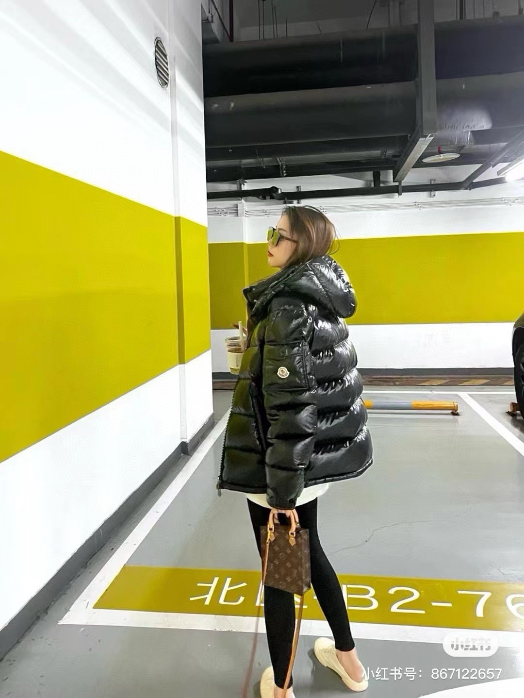 🔥🔥高配版防尘袋包装P620🔥🔥白鹅绒填充220g左右，并且支持手机📱NFC袖标和洗水标二维码感应式防伪芯片 ，轻碰两下直达官网，真正的做到与Z柜零差距，

鹅绒🔥🔥男女同款情侣💑款🔥:最经典的玛雅情侣款‼️ 蒙➕最经典之作&mdash;&mdash;Maya来啦❗专柜每年的常青招牌款，几乎是每一年的销量冠军❗帽子🎩🉑️脱卸！
面料: 100% 锦纶; 里料: 100% 锦纶 ，市面最顶级没有之一，一切遵照原版定制。

这也是大家所熟知的陈奕迅同款！官网25年再次主推
你可以把它定义成Maya的升级版，一款浓缩蒙家百年羽绒精髓的正P羽绒服，实在是不能错过！

深圳贸易公司出口订单尾货！一件贸易公司给代工厂足足75美金加工费的重磅羽绒服!

版型上是最基础的通版款，纯色，没有任何装饰，仅手臂上的标志性的袖标，简单大气，好到爆炸的版型！帽子🧢🉑️脱卸!

外层进口定制20D亮面尼龙，内里妥妥的DIST欧盟认证的90欧标白鹅绒填充，
羽绒蓬松度真的无敌，绒朵大且细腻无梗，按压下去不会触摸到任何块状，收到上手一摸便知品质~上身瞬间暖和！

官网年年都有改动，浅灰色内里，真正的与柜台零误差！碰到这种好货趁着有你的码数赶紧！

尺码：1-5码
