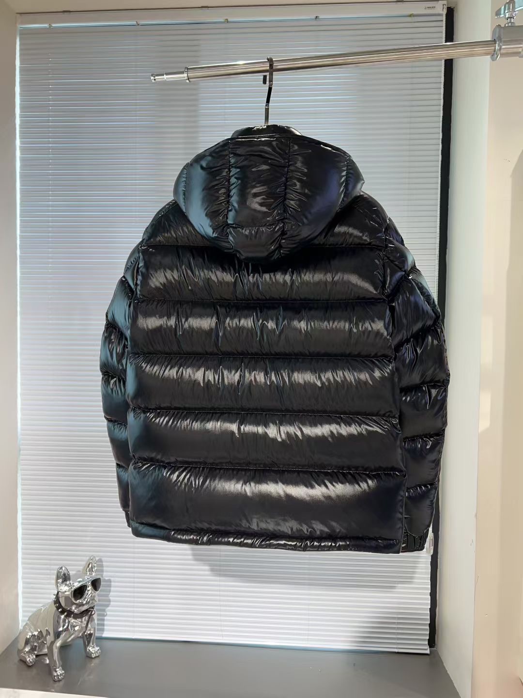 🔥🔥高配版防尘袋包装P620🔥🔥白鹅绒填充220g左右，并且支持手机📱NFC袖标和洗水标二维码感应式防伪芯片 ，轻碰两下直达官网，真正的做到与Z柜零差距，

鹅绒🔥🔥男女同款情侣💑款🔥:最经典的玛雅情侣款‼️ 蒙➕最经典之作&mdash;&mdash;Maya来啦❗专柜每年的常青招牌款，几乎是每一年的销量冠军❗帽子🎩🉑️脱卸！
面料: 100% 锦纶; 里料: 100% 锦纶 ，市面最顶级没有之一，一切遵照原版定制。

这也是大家所熟知的陈奕迅同款！官网25年再次主推
你可以把它定义成Maya的升级版，一款浓缩蒙家百年羽绒精髓的正P羽绒服，实在是不能错过！

深圳贸易公司出口订单尾货！一件贸易公司给代工厂足足75美金加工费的重磅羽绒服!

版型上是最基础的通版款，纯色，没有任何装饰，仅手臂上的标志性的袖标，简单大气，好到爆炸的版型！帽子🧢🉑️脱卸!

外层进口定制20D亮面尼龙，内里妥妥的DIST欧盟认证的90欧标白鹅绒填充，
羽绒蓬松度真的无敌，绒朵大且细腻无梗，按压下去不会触摸到任何块状，收到上手一摸便知品质~上身瞬间暖和！

官网年年都有改动，浅灰色内里，真正的与柜台零误差！碰到这种好货趁着有你的码数赶紧！

尺码：1-5码
