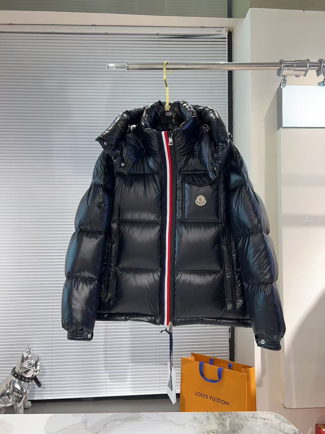 P545🔥🔥 Monc*蒙*柜台热售款 三色织带时尚玛雅！！！ 羽皇高端时装款羽绒服外套，帽子🧢🉑脱卸！ 贸易公司渠道货，主打的金字招牌单品！超人气爆款！！！

毋庸置疑的超级爆款！在造型设计方面承载着MON家族典型的基因与血统，简约的轮廓线条，无繁复的工艺元素傍身，以极简的画风呈现，而仅在局部细节来彰显，标志性的徽章图标缺一不可，属于灵魂式的设计！

通体外层日本Toray公司户外专业科技面料，缝线由日本顶级富士克(FUJIX KING)大王线提供，极好的防钻绒线，另外具有强大的防水防风雪特性，面料配置极高，内里填充甄选世界顶级匈牙利白金级霍尔多巴吉白鹅绒，提取的白鹅腹部高品质的绒，直径达到53MM，蓬松度和含绒量极高，回弹性优越，超欧标环保级别，无异味，锁温效果与保暖性极佳！

工艺细节精致考究，辅料全系客供，实穿性极强的一款羽绒服，上身型格十足，年龄跨度大，可潮搭亦可内敛稳重，塑造性非常高，强荐必入的御寒穿搭利器！

尺码：1-5码 