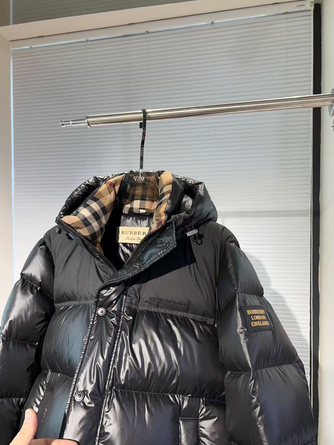 市场最高版本，注意细节对比👍P650🔥🔥巴宝莉 - 2025年冬季新款男士鹅绒羽绒服外套，高品质设计，是任何男人都必备的王牌好货，帅气爆表。重工艺直冲工艺，90鹅绒填充，但时尚立场坚挺如故，质感一流，挺括修身。经典翻领的羽绒，成熟稳重风，质感细腻，光泽感佳，且纹理非常清晰，款式简洁大气，时尚度强、版型引领当前趋势，上身效果非常好，面料新颖，手感软 无畏多变，舒适与独特中绽放。从容、自信游走都市型男春装之道。多重触感的面料选择，彰显不拘一格的魅力上身不会有任何褶皱，版型极好，上身有型帅气，定制辅料带有标志性，细节决定成败。颜色：图色 尺码：48 - 56 最大可穿到190斤。