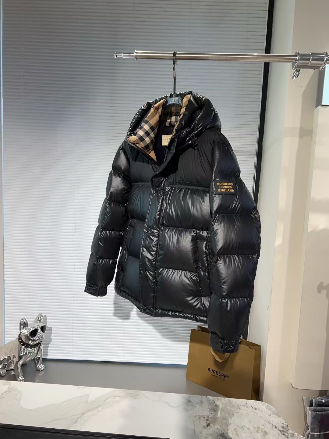 市场最高版本，注意细节对比👍P650🔥🔥巴宝莉 - 2025年冬季新款男士鹅绒羽绒服外套，高品质设计，是任何男人都必备的王牌好货，帅气爆表。重工艺直冲工艺，90鹅绒填充，但时尚立场坚挺如故，质感一流，挺括修身。经典翻领的羽绒，成熟稳重风，质感细腻，光泽感佳，且纹理非常清晰，款式简洁大气，时尚度强、版型引领当前趋势，上身效果非常好，面料新颖，手感软 无畏多变，舒适与独特中绽放。从容、自信游走都市型男春装之道。多重触感的面料选择，彰显不拘一格的魅力上身不会有任何褶皱，版型极好，上身有型帅气，定制辅料带有标志性，细节决定成败。颜色：图色 尺码：48 - 56 最大可穿到190斤。