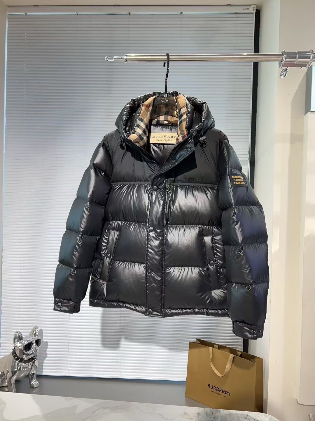 市场最高版本，注意细节对比👍P650🔥🔥巴宝莉 - 2025年冬季新款男士鹅绒羽绒服外套，高品质设计，是任何男人都必备的王牌好货，帅气爆表。重工艺直冲工艺，90鹅绒填充，但时尚立场坚挺如故，质感一流，挺括修身。经典翻领的羽绒，成熟稳重风，质感细腻，光泽感佳，且纹理非常清晰，款式简洁大气，时尚度强、版型引领当前趋势，上身效果非常好，面料新颖，手感软 无畏多变，舒适与独特中绽放。从容、自信游走都市型男春装之道。多重触感的面料选择，彰显不拘一格的魅力上身不会有任何褶皱，版型极好，上身有型帅气，定制辅料带有标志性，细节决定成败。颜色：图色 尺码：48 - 56 最大可穿到190斤。