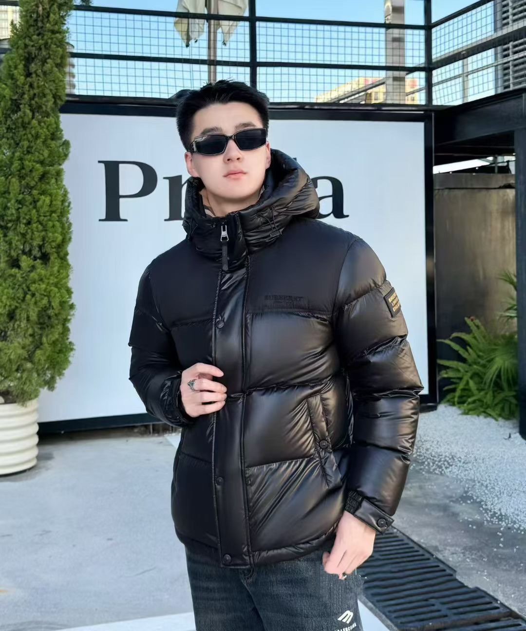 市场最高版本，注意细节对比👍P650🔥🔥巴宝莉 - 2025年冬季新款男士鹅绒羽绒服外套，高品质设计，是任何男人都必备的王牌好货，帅气爆表。重工艺直冲工艺，90鹅绒填充，但时尚立场坚挺如故，质感一流，挺括修身。经典翻领的羽绒，成熟稳重风，质感细腻，光泽感佳，且纹理非常清晰，款式简洁大气，时尚度强、版型引领当前趋势，上身效果非常好，面料新颖，手感软 无畏多变，舒适与独特中绽放。从容、自信游走都市型男春装之道。多重触感的面料选择，彰显不拘一格的魅力上身不会有任何褶皱，版型极好，上身有型帅气，定制辅料带有标志性，细节决定成败。颜色：图色 尺码：48 - 56 最大可穿到190斤。