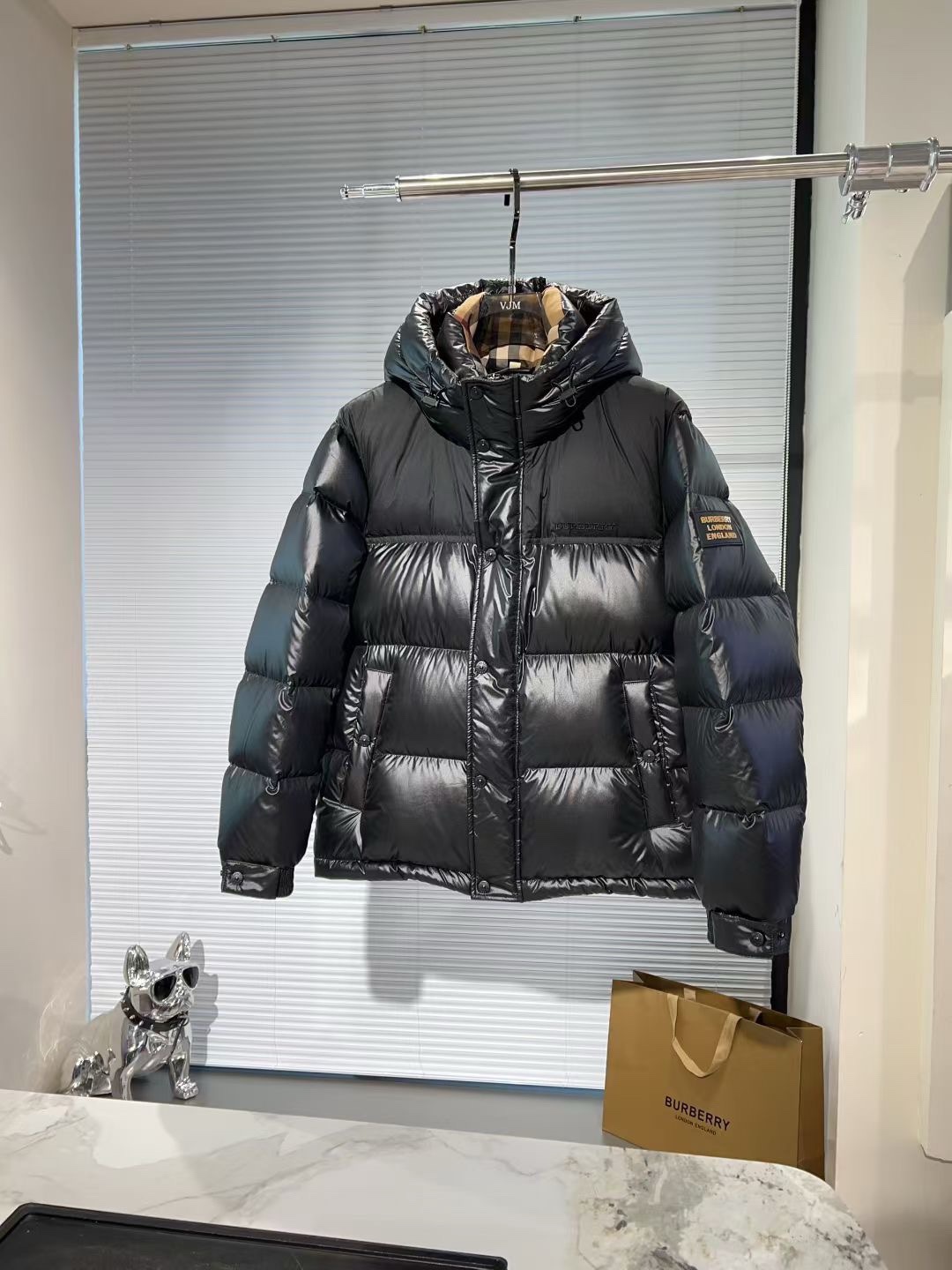 市场最高版本，注意细节对比👍P650🔥🔥巴宝莉 - 2025年冬季新款男士鹅绒羽绒服外套，高品质设计，是任何男人都必备的王牌好货，帅气爆表。重工艺直冲工艺，90鹅绒填充，但时尚立场坚挺如故，质感一流，挺括修身。经典翻领的羽绒，成熟稳重风，质感细腻，光泽感佳，且纹理非常清晰，款式简洁大气，时尚度强、版型引领当前趋势，上身效果非常好，面料新颖，手感软 无畏多变，舒适与独特中绽放。从容、自信游走都市型男春装之道。多重触感的面料选择，彰显不拘一格的魅力上身不会有任何褶皱，版型极好，上身有型帅气，定制辅料带有标志性，细节决定成败。颜色：图色 尺码：48 - 56 最大可穿到190斤。