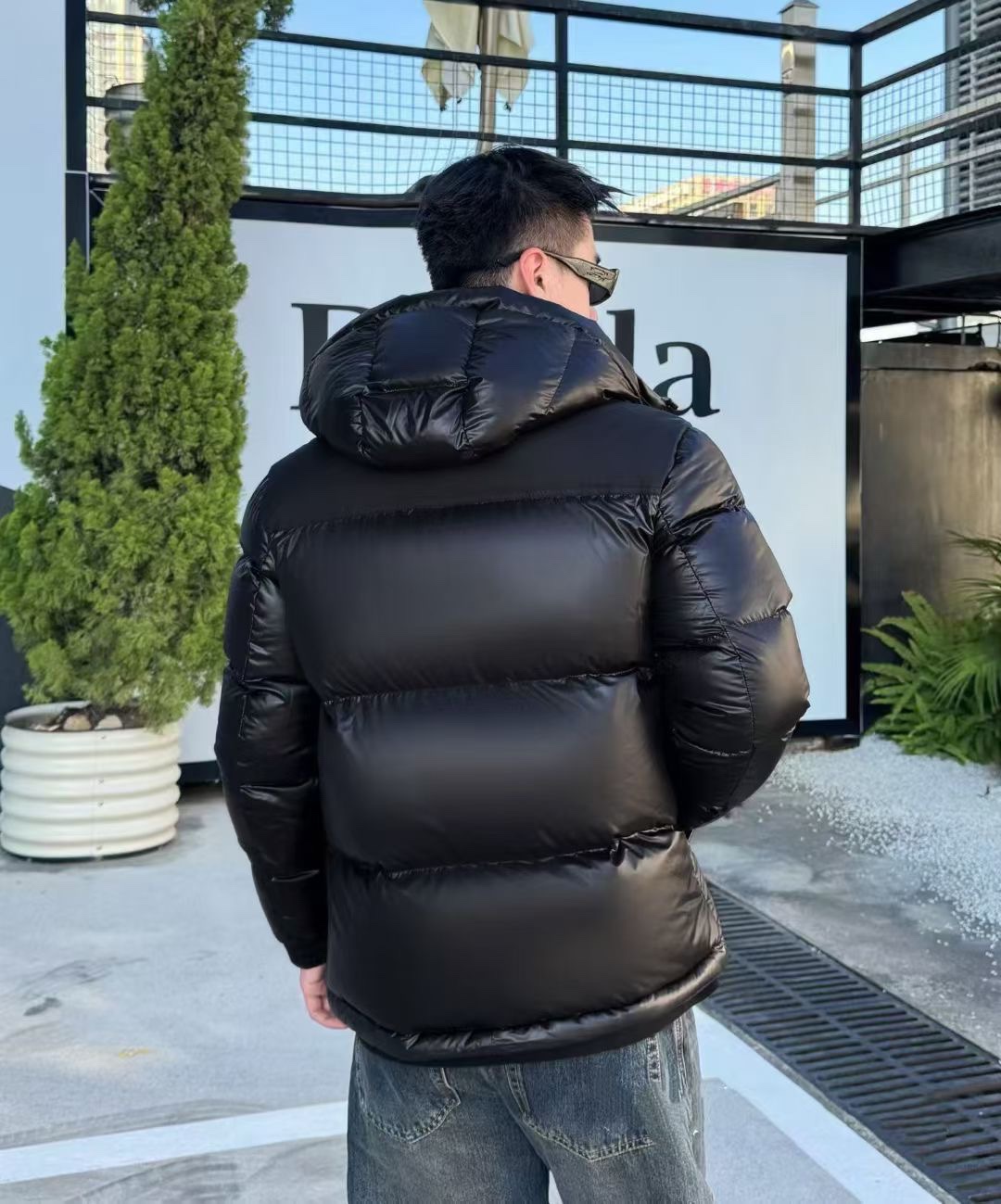 市场最高版本，注意细节对比👍P650🔥🔥巴宝莉 - 2025年冬季新款男士鹅绒羽绒服外套，高品质设计，是任何男人都必备的王牌好货，帅气爆表。重工艺直冲工艺，90鹅绒填充，但时尚立场坚挺如故，质感一流，挺括修身。经典翻领的羽绒，成熟稳重风，质感细腻，光泽感佳，且纹理非常清晰，款式简洁大气，时尚度强、版型引领当前趋势，上身效果非常好，面料新颖，手感软 无畏多变，舒适与独特中绽放。从容、自信游走都市型男春装之道。多重触感的面料选择，彰显不拘一格的魅力上身不会有任何褶皱，版型极好，上身有型帅气，定制辅料带有标志性，细节决定成败。颜色：图色 尺码：48 - 56 最大可穿到190斤。