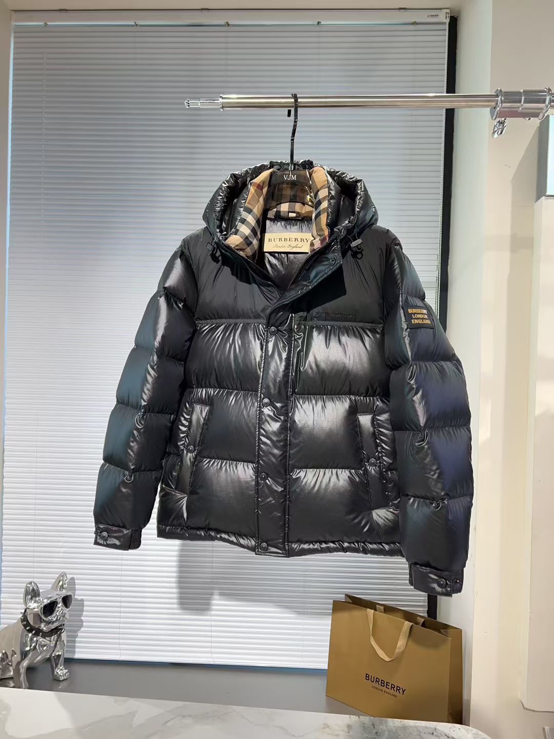 市场最高版本，注意细节对比👍P650🔥🔥巴宝莉 - 2025年冬季新款男士鹅绒羽绒服外套，高品质设计，是任何男人都必备的王牌好货，帅气爆表。重工艺直冲工艺，90鹅绒填充，但时尚立场坚挺如故，质感一流，挺括修身。经典翻领的羽绒，成熟稳重风，质感细腻，光泽感佳，且纹理非常清晰，款式简洁大气，时尚度强、版型引领当前趋势，上身效果非常好，面料新颖，手感软 无畏多变，舒适与独特中绽放。从容、自信游走都市型男春装之道。多重触感的面料选择，彰显不拘一格的魅力上身不会有任何褶皱，版型极好，上身有型帅气，定制辅料带有标志性，细节决定成败。颜色：图色 尺码：48 - 56 最大可穿到190斤。