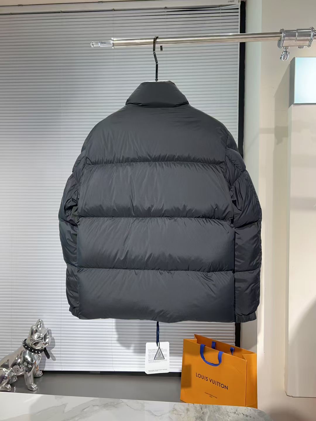 p710🔥🔥特级羽绒⬆️Monc* Chinon男士方形绗缝短款羽绒.原版两色购入开发.鹅绒填充.胸前口袋采用牛皮拼接.超轻超柔软面料.原厂替换面料➕原厂配套五金.
Chinon男士短款羽绒采用功能性面料制成，饰有珍贵的皮革元素，焕新诠释实用风格。

商品详情：
Chinon短款羽绒饰有醒目的绗缝，为式增添质感和立体视觉效果。采用Airsoft面料制成，这种创新材质由柔软面料编织而成，保暖而轻盈。胸部口袋点缀皮革饰边，为这款保暖单品增添精美的点睛之笔。

细节：
&bull;采用Airsoft面料制成
&bull;填充羽绒
&bull;拉链开合
&bull;拉链口袋
&bull;胸部口袋，点缀皮革饰边
&bull;弹性袖口
&bull;抽绳下摆
&bull;皮革标识贴片
Size：1-5 黑色 驼色
