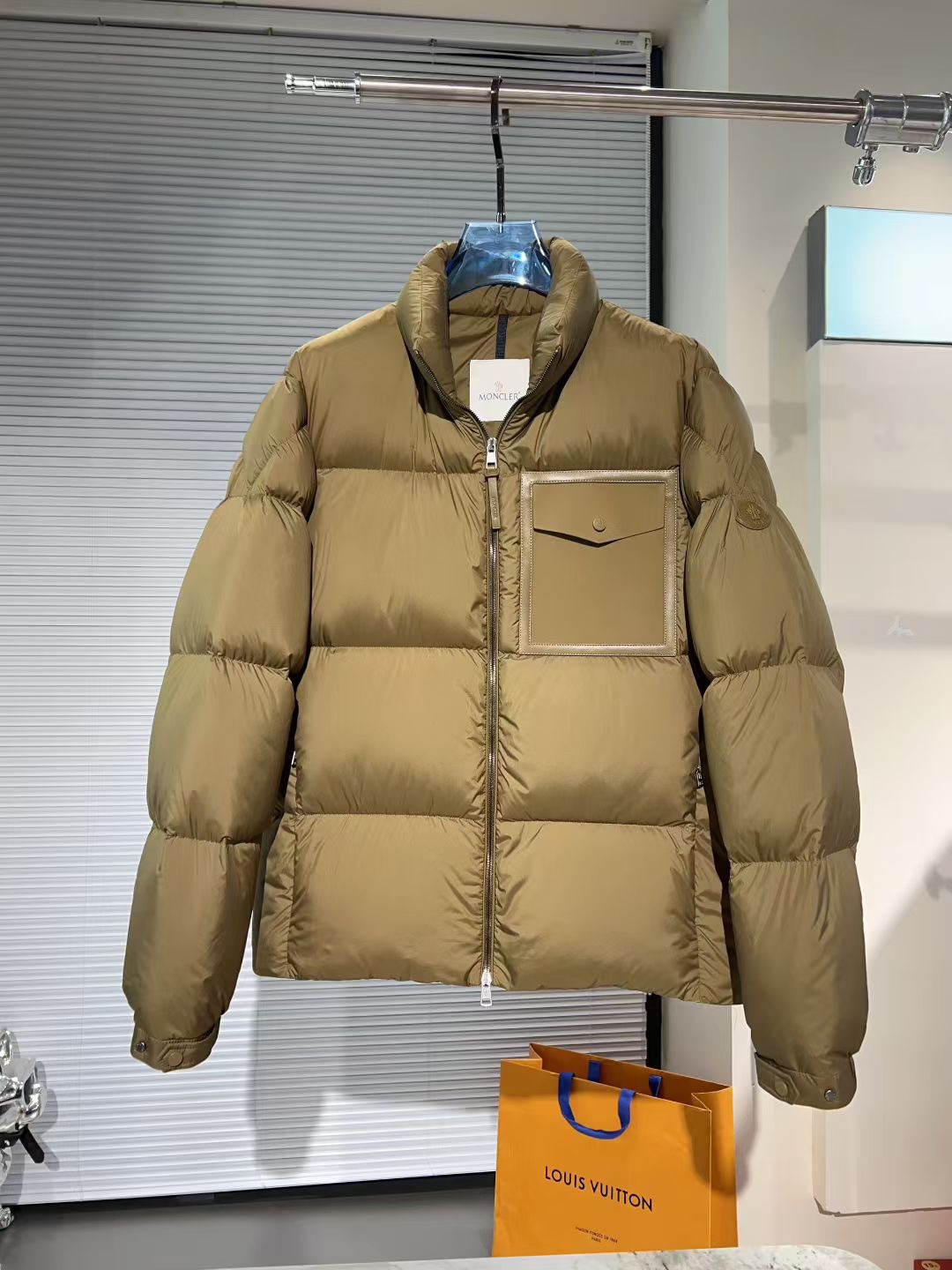 p710🔥🔥特级羽绒⬆️Monc* Chinon男士方形绗缝短款羽绒.原版两色购入开发.鹅绒填充.胸前口袋采用牛皮拼接.超轻超柔软面料.原厂替换面料➕原厂配套五金.
Chinon男士短款羽绒采用功能性面料制成，饰有珍贵的皮革元素，焕新诠释实用风格。

商品详情：
Chinon短款羽绒饰有醒目的绗缝，为式增添质感和立体视觉效果。采用Airsoft面料制成，这种创新材质由柔软面料编织而成，保暖而轻盈。胸部口袋点缀皮革饰边，为这款保暖单品增添精美的点睛之笔。

细节：
&bull;采用Airsoft面料制成
&bull;填充羽绒
&bull;拉链开合
&bull;拉链口袋
&bull;胸部口袋，点缀皮革饰边
&bull;弹性袖口
&bull;抽绳下摆
&bull;皮革标识贴片
Size：1-5 黑色 驼色
