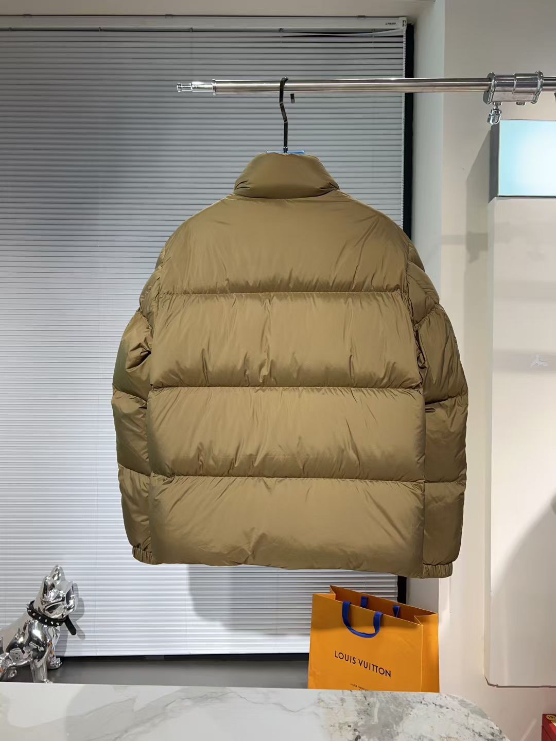 p710🔥🔥特级羽绒⬆️Monc* Chinon男士方形绗缝短款羽绒.原版两色购入开发.鹅绒填充.胸前口袋采用牛皮拼接.超轻超柔软面料.原厂替换面料➕原厂配套五金.
Chinon男士短款羽绒采用功能性面料制成，饰有珍贵的皮革元素，焕新诠释实用风格。

商品详情：
Chinon短款羽绒饰有醒目的绗缝，为式增添质感和立体视觉效果。采用Airsoft面料制成，这种创新材质由柔软面料编织而成，保暖而轻盈。胸部口袋点缀皮革饰边，为这款保暖单品增添精美的点睛之笔。

细节：
&bull;采用Airsoft面料制成
&bull;填充羽绒
&bull;拉链开合
&bull;拉链口袋
&bull;胸部口袋，点缀皮革饰边
&bull;弹性袖口
&bull;抽绳下摆
&bull;皮革标识贴片
Size：1-5 黑色 驼色
