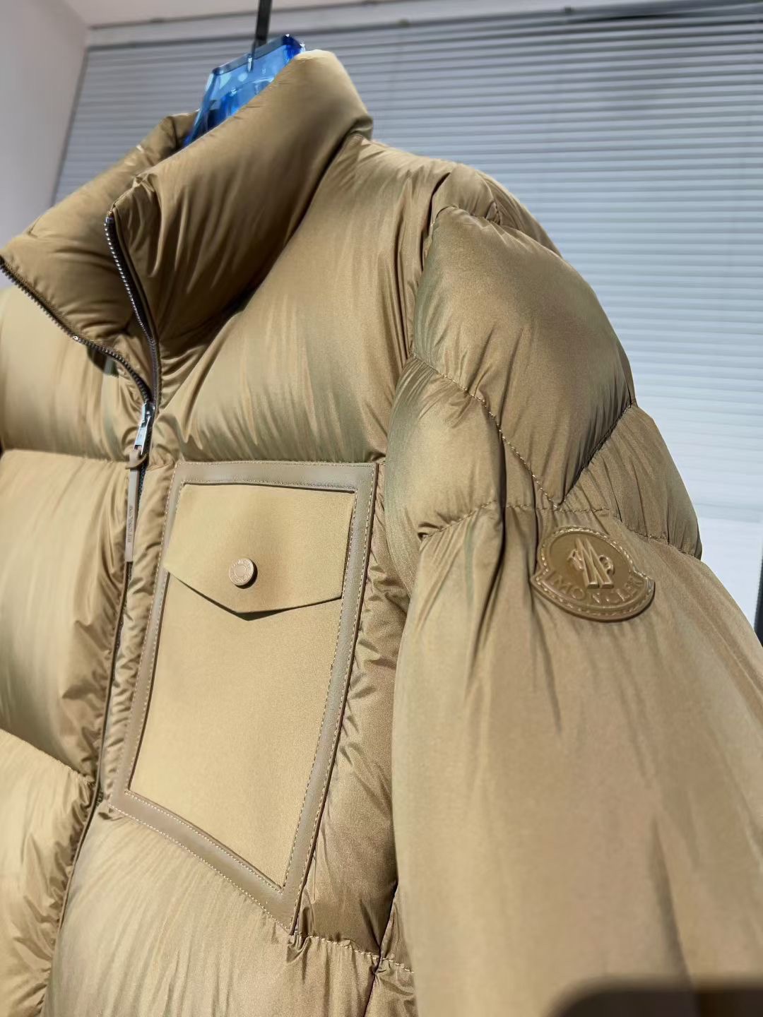 p710🔥🔥特级羽绒⬆️Monc* Chinon男士方形绗缝短款羽绒.原版两色购入开发.鹅绒填充.胸前口袋采用牛皮拼接.超轻超柔软面料.原厂替换面料➕原厂配套五金.
Chinon男士短款羽绒采用功能性面料制成，饰有珍贵的皮革元素，焕新诠释实用风格。

商品详情：
Chinon短款羽绒饰有醒目的绗缝，为式增添质感和立体视觉效果。采用Airsoft面料制成，这种创新材质由柔软面料编织而成，保暖而轻盈。胸部口袋点缀皮革饰边，为这款保暖单品增添精美的点睛之笔。

细节：
&bull;采用Airsoft面料制成
&bull;填充羽绒
&bull;拉链开合
&bull;拉链口袋
&bull;胸部口袋，点缀皮革饰边
&bull;弹性袖口
&bull;抽绳下摆
&bull;皮革标识贴片
Size：1-5 黑色 驼色
