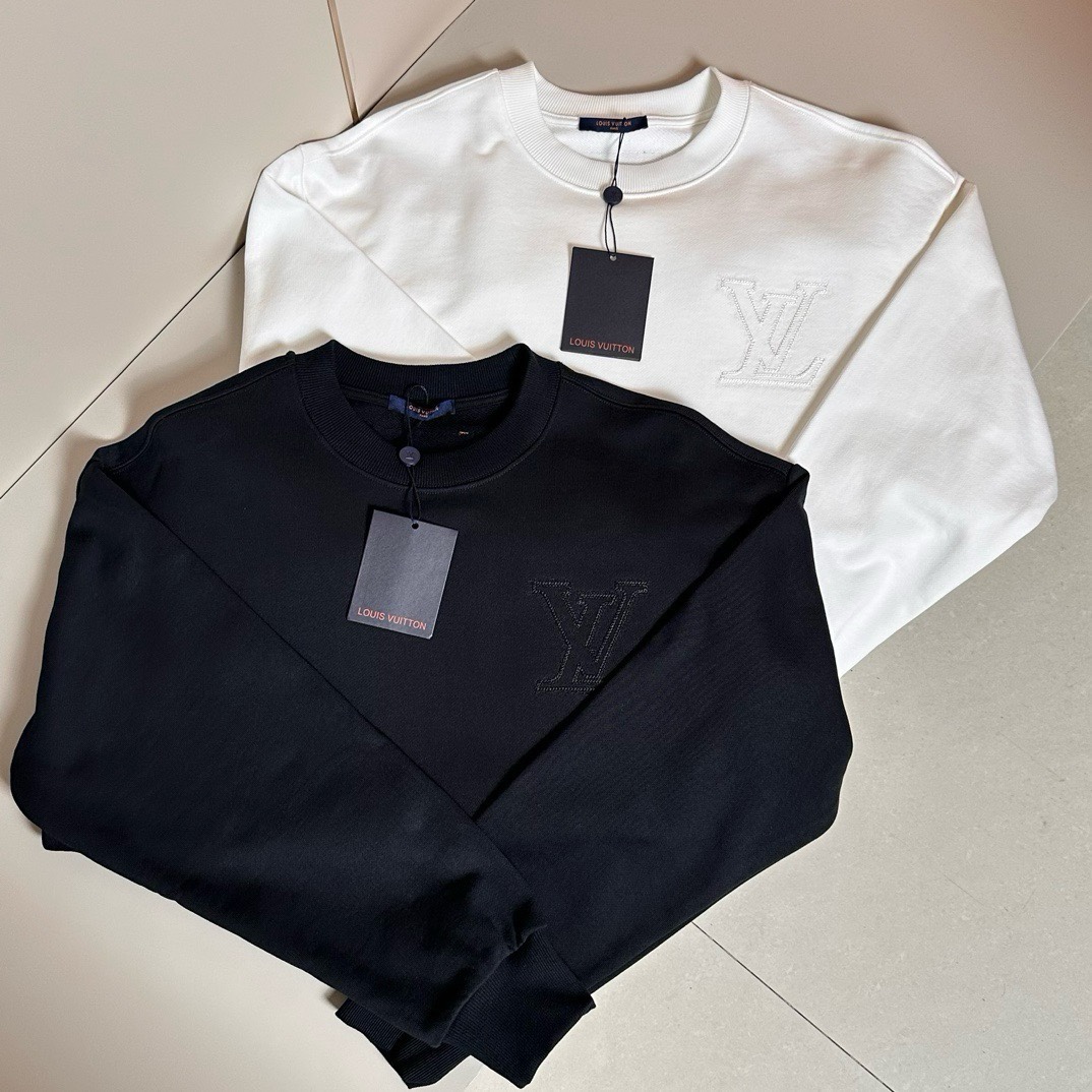Loui*Vuitt*驴牌 男女同款系列 FW秋冬新款时尚休闲卫衣，吊牌 领标 水洗麦 三标齐全 品牌IT袋包装！
官W同款，重磅级尤物单品
原版定制420克同缸染毛圈面料，非常的舒适透气亲肤！ 高街混搭腔调有味，吸睛有力之作，胸前和后背独特工艺品牌Logo元素制作图案，视觉效果丰富。垂感极佳，光泽度带来强烈的质感，意式修身剪裁，超好的时髦内外兼搭单品，给予男人最精致打扮。
尺码偏大二个码左右: S-XL(下单请报身高体重） 最大可穿到200斤 -D16005-P230
