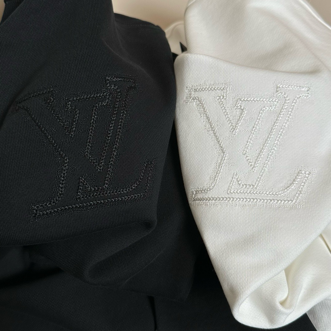 Loui*Vuitt*驴牌 男女同款系列 FW秋冬新款时尚休闲卫衣，吊牌 领标 水洗麦 三标齐全 品牌IT袋包装！
官W同款，重磅级尤物单品
原版定制420克同缸染毛圈面料，非常的舒适透气亲肤！ 高街混搭腔调有味，吸睛有力之作，胸前和后背独特工艺品牌Logo元素制作图案，视觉效果丰富。垂感极佳，光泽度带来强烈的质感，意式修身剪裁，超好的时髦内外兼搭单品，给予男人最精致打扮。
尺码偏大二个码左右: S-XL(下单请报身高体重） 最大可穿到200斤 -D16005-P230
