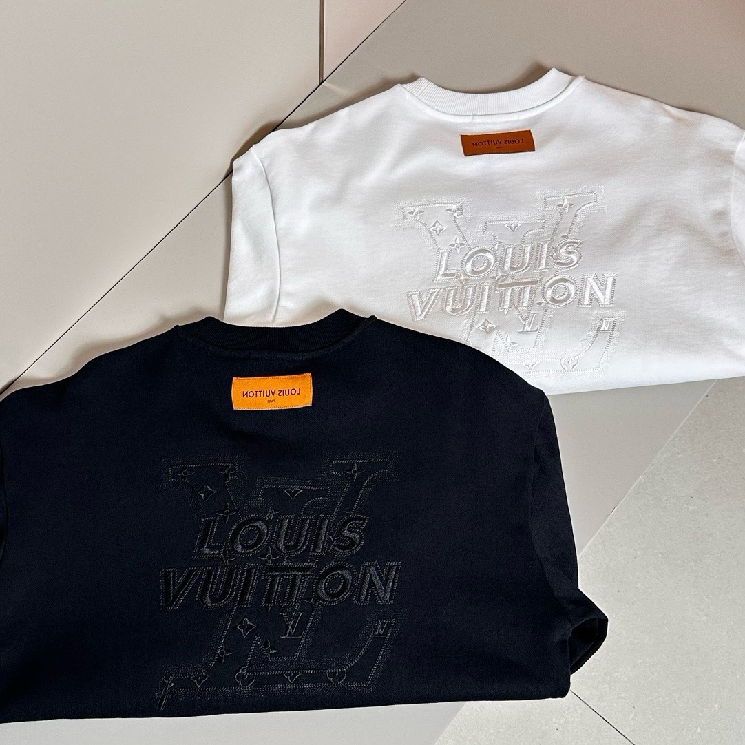 Loui*Vuitt*驴牌 男女同款系列 FW秋冬新款时尚休闲卫衣，吊牌 领标 水洗麦 三标齐全 品牌IT袋包装！
官W同款，重磅级尤物单品
原版定制420克同缸染毛圈面料，非常的舒适透气亲肤！ 高街混搭腔调有味，吸睛有力之作，胸前和后背独特工艺品牌Logo元素制作图案，视觉效果丰富。垂感极佳，光泽度带来强烈的质感，意式修身剪裁，超好的时髦内外兼搭单品，给予男人最精致打扮。
尺码偏大二个码左右: S-XL(下单请报身高体重） 最大可穿到200斤 -D16005-P230
