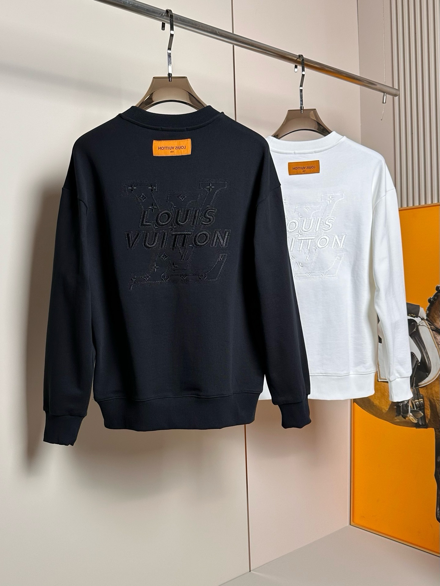 Loui*Vuitt*驴牌 男女同款系列 FW秋冬新款时尚休闲卫衣，吊牌 领标 水洗麦 三标齐全 品牌IT袋包装！
官W同款，重磅级尤物单品
原版定制420克同缸染毛圈面料，非常的舒适透气亲肤！ 高街混搭腔调有味，吸睛有力之作，胸前和后背独特工艺品牌Logo元素制作图案，视觉效果丰富。垂感极佳，光泽度带来强烈的质感，意式修身剪裁，超好的时髦内外兼搭单品，给予男人最精致打扮。
尺码偏大二个码左右: S-XL(下单请报身高体重） 最大可穿到200斤 -D16005-P230
