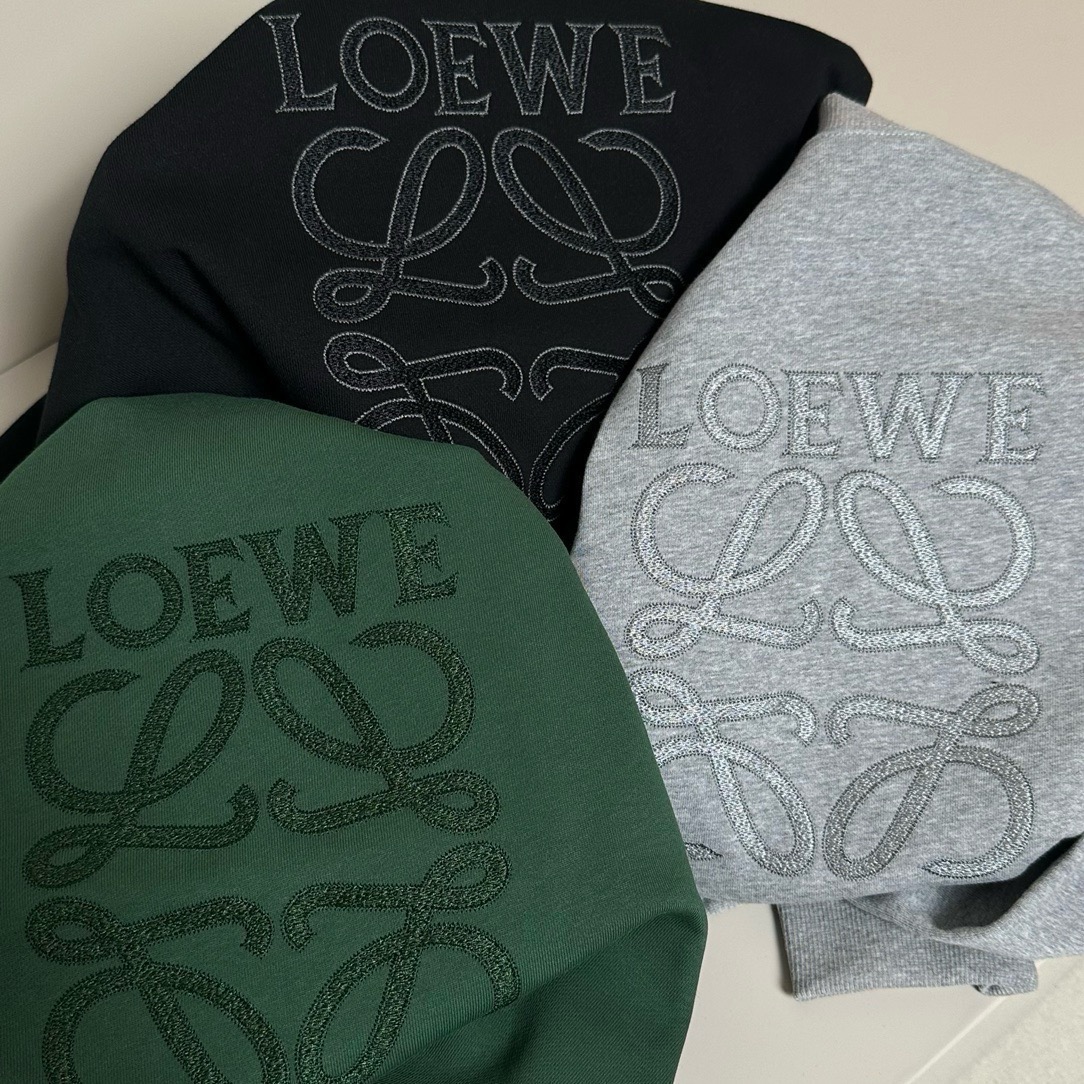 🔥🔥Loe*e罗*意威 男女同款系列 FW秋冬新款时尚休闲卫衣，吊牌 领标 水洗麦 三标齐全 品牌IT袋包装！
官W同款，重磅级尤物单品
原版定制420克同缸染毛圈面料，非常的舒适透气亲肤！ 高街混搭腔调有味，吸睛有力之作，胸前独特工艺品牌Logo元素制作图案，视觉效果丰富。垂感极佳，光泽度带来强烈的质感，意式修身剪裁，超好的时髦内外兼搭单品，给予男人最精致打扮。
尺码偏大二个码左右: S-XL（下单请报身高体重） 最大可穿到210斤 -D16027-P230
