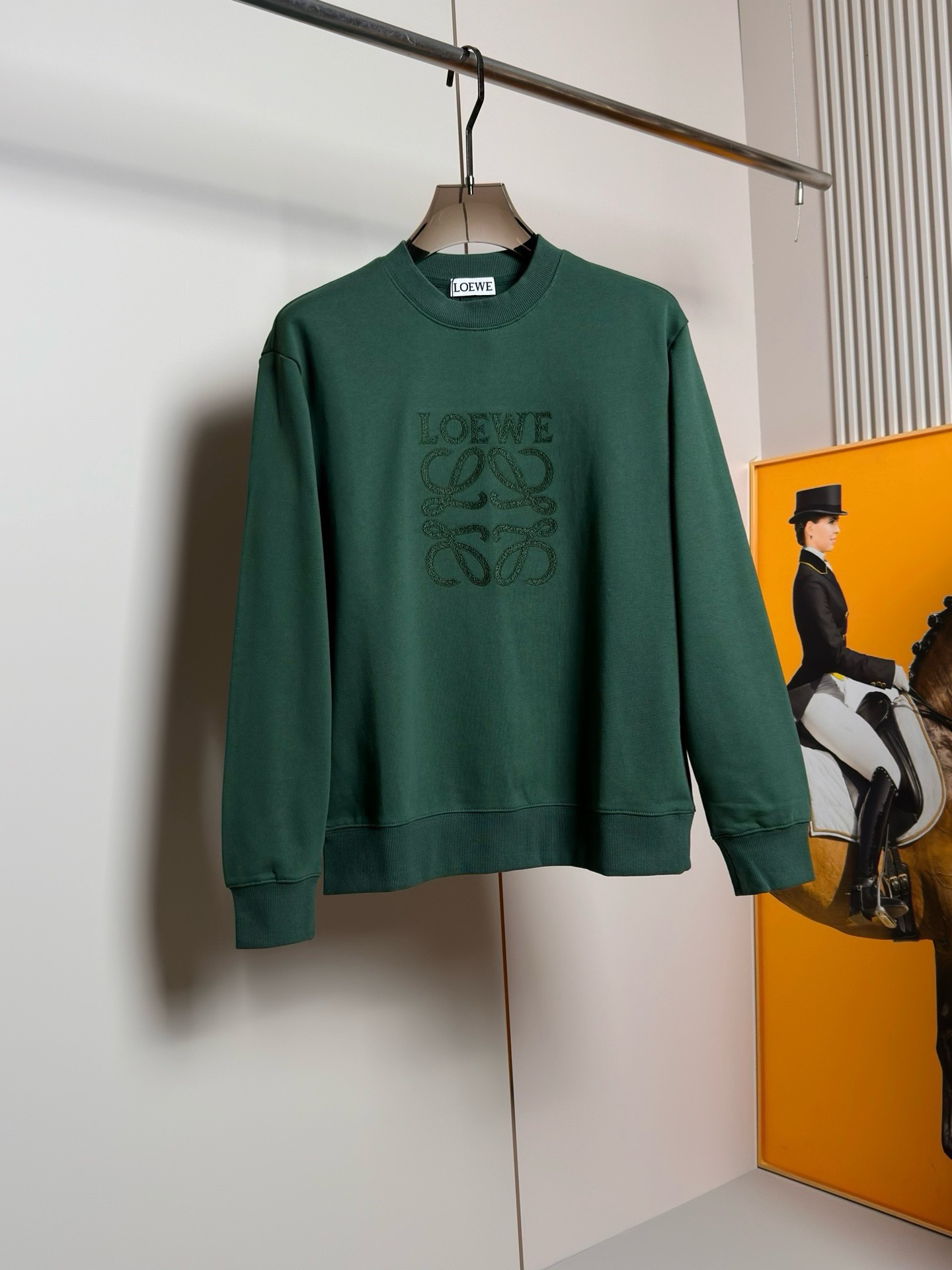 🔥🔥Loe*e罗*意威 男女同款系列 FW秋冬新款时尚休闲卫衣，吊牌 领标 水洗麦 三标齐全 品牌IT袋包装！
官W同款，重磅级尤物单品
原版定制420克同缸染毛圈面料，非常的舒适透气亲肤！ 高街混搭腔调有味，吸睛有力之作，胸前独特工艺品牌Logo元素制作图案，视觉效果丰富。垂感极佳，光泽度带来强烈的质感，意式修身剪裁，超好的时髦内外兼搭单品，给予男人最精致打扮。
尺码偏大二个码左右: S-XL（下单请报身高体重） 最大可穿到210斤 -D16027-P230
