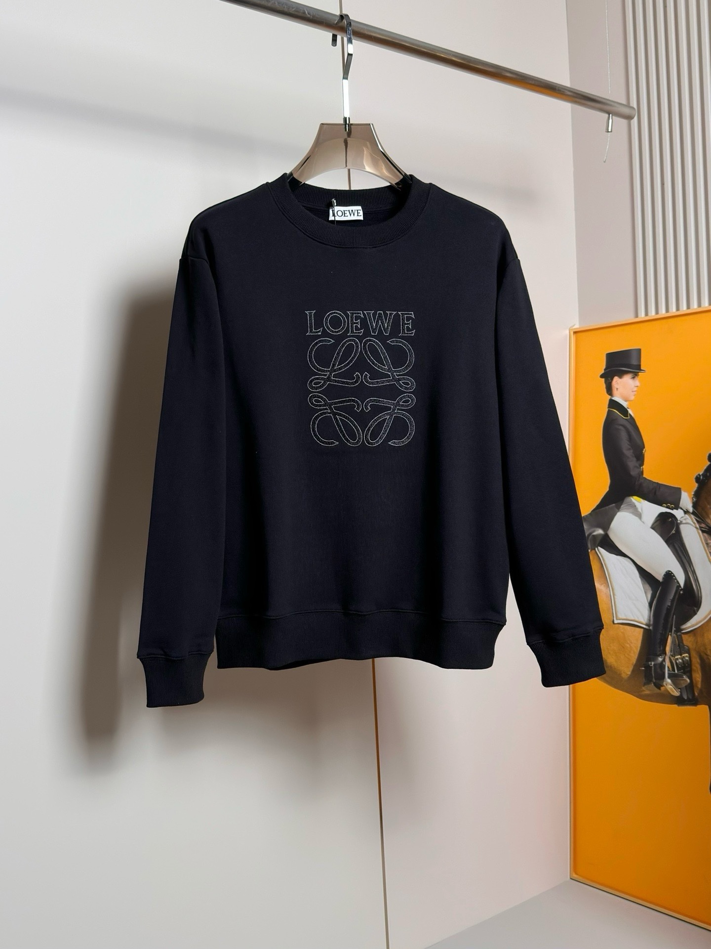 🔥🔥Loe*e罗*意威 男女同款系列 FW秋冬新款时尚休闲卫衣，吊牌 领标 水洗麦 三标齐全 品牌IT袋包装！
官W同款，重磅级尤物单品
原版定制420克同缸染毛圈面料，非常的舒适透气亲肤！ 高街混搭腔调有味，吸睛有力之作，胸前独特工艺品牌Logo元素制作图案，视觉效果丰富。垂感极佳，光泽度带来强烈的质感，意式修身剪裁，超好的时髦内外兼搭单品，给予男人最精致打扮。
尺码偏大二个码左右: S-XL（下单请报身高体重） 最大可穿到210斤 -D16027-P230
