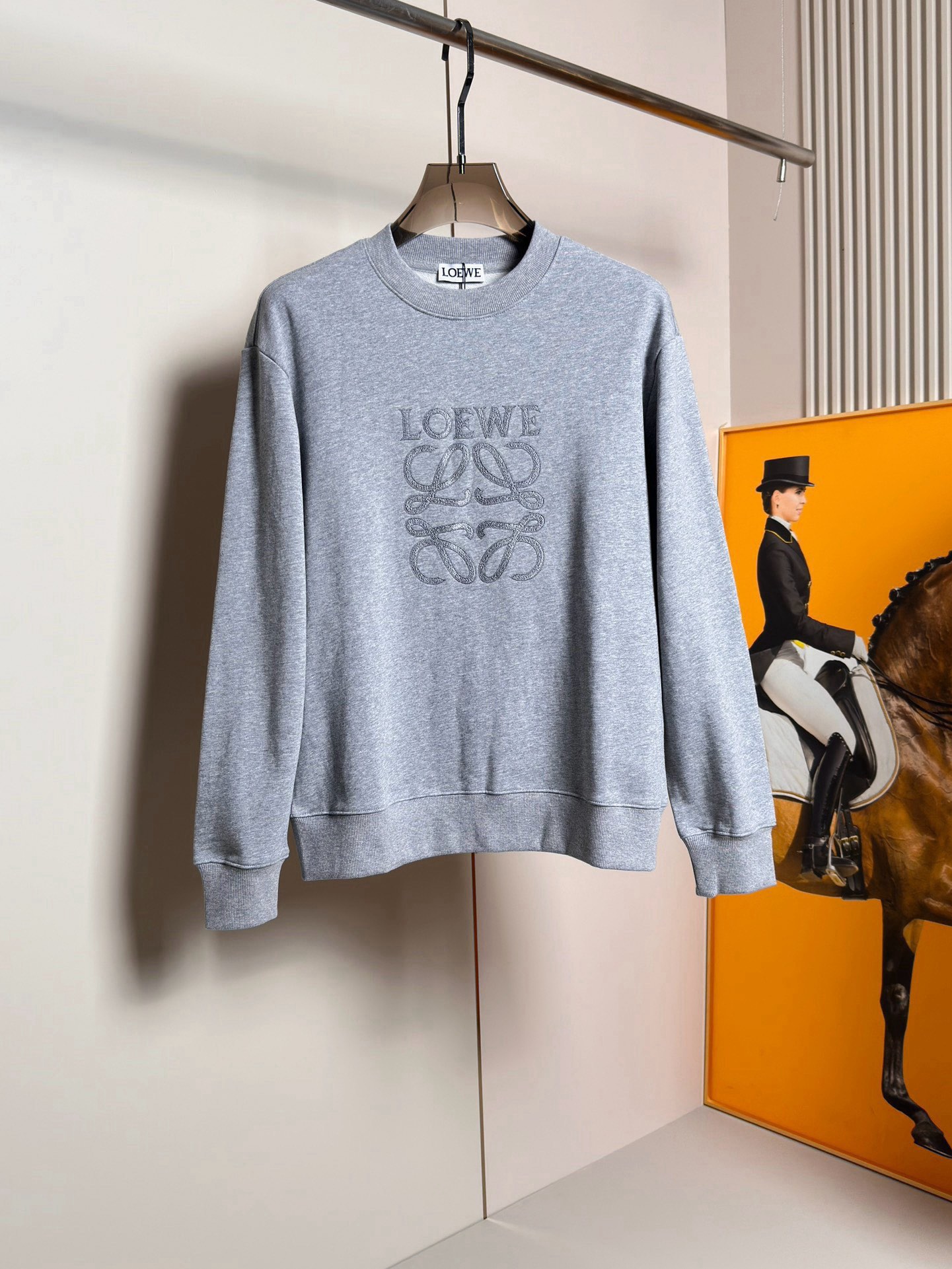 🔥🔥Loe*e罗*意威 男女同款系列 FW秋冬新款时尚休闲卫衣，吊牌 领标 水洗麦 三标齐全 品牌IT袋包装！
官W同款，重磅级尤物单品
原版定制420克同缸染毛圈面料，非常的舒适透气亲肤！ 高街混搭腔调有味，吸睛有力之作，胸前独特工艺品牌Logo元素制作图案，视觉效果丰富。垂感极佳，光泽度带来强烈的质感，意式修身剪裁，超好的时髦内外兼搭单品，给予男人最精致打扮。
尺码偏大二个码左右: S-XL（下单请报身高体重） 最大可穿到210斤 -D16027-P230
