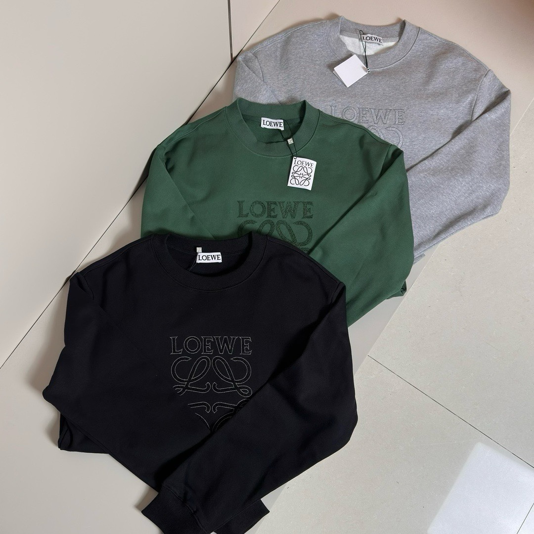 🔥🔥Loe*e罗*意威 男女同款系列 FW秋冬新款时尚休闲卫衣，吊牌 领标 水洗麦 三标齐全 品牌IT袋包装！
官W同款，重磅级尤物单品
原版定制420克同缸染毛圈面料，非常的舒适透气亲肤！ 高街混搭腔调有味，吸睛有力之作，胸前独特工艺品牌Logo元素制作图案，视觉效果丰富。垂感极佳，光泽度带来强烈的质感，意式修身剪裁，超好的时髦内外兼搭单品，给予男人最精致打扮。
尺码偏大二个码左右: S-XL（下单请报身高体重） 最大可穿到210斤 -D16027-P230
