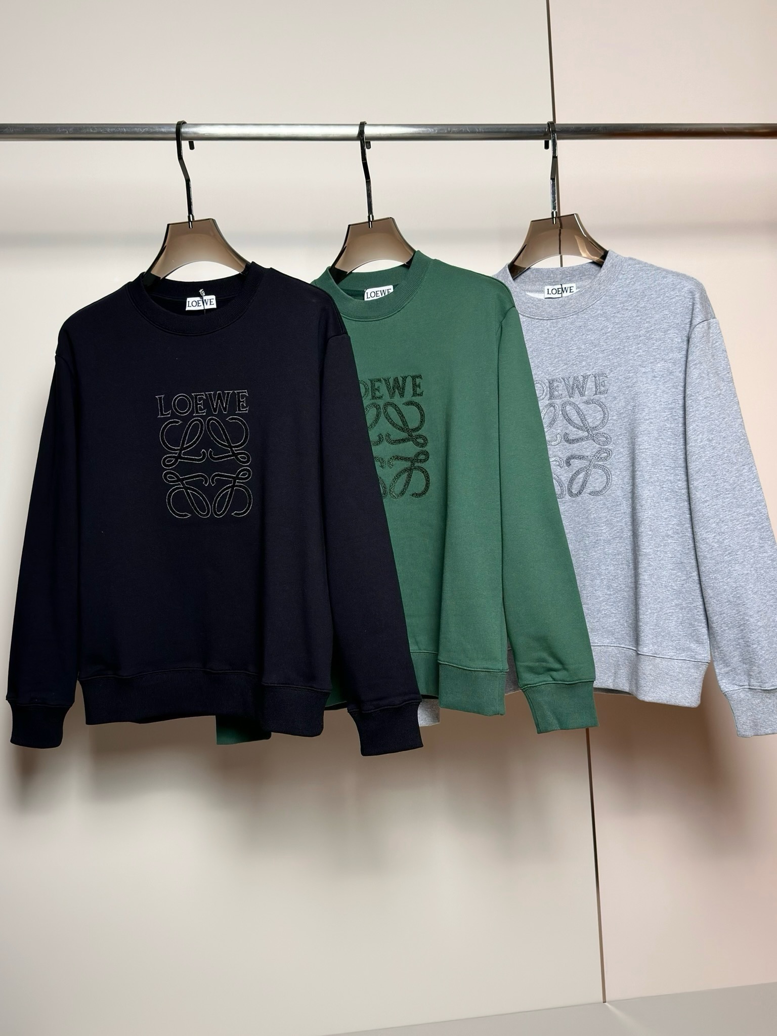 🔥🔥Loe*e罗*意威 男女同款系列 FW秋冬新款时尚休闲卫衣，吊牌 领标 水洗麦 三标齐全 品牌IT袋包装！
官W同款，重磅级尤物单品
原版定制420克同缸染毛圈面料，非常的舒适透气亲肤！ 高街混搭腔调有味，吸睛有力之作，胸前独特工艺品牌Logo元素制作图案，视觉效果丰富。垂感极佳，光泽度带来强烈的质感，意式修身剪裁，超好的时髦内外兼搭单品，给予男人最精致打扮。
尺码偏大二个码左右: S-XL（下单请报身高体重） 最大可穿到210斤 -D16027-P230
