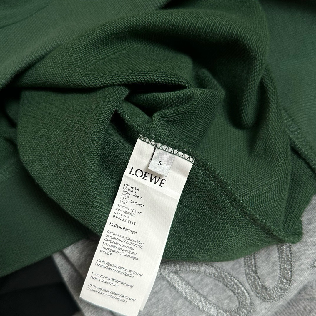 🔥🔥Loe*e罗*意威 男女同款系列 FW秋冬新款时尚休闲卫衣，吊牌 领标 水洗麦 三标齐全 品牌IT袋包装！
官W同款，重磅级尤物单品
原版定制420克同缸染毛圈面料，非常的舒适透气亲肤！ 高街混搭腔调有味，吸睛有力之作，胸前独特工艺品牌Logo元素制作图案，视觉效果丰富。垂感极佳，光泽度带来强烈的质感，意式修身剪裁，超好的时髦内外兼搭单品，给予男人最精致打扮。
尺码偏大二个码左右: S-XL（下单请报身高体重） 最大可穿到210斤 -D16027-P230
