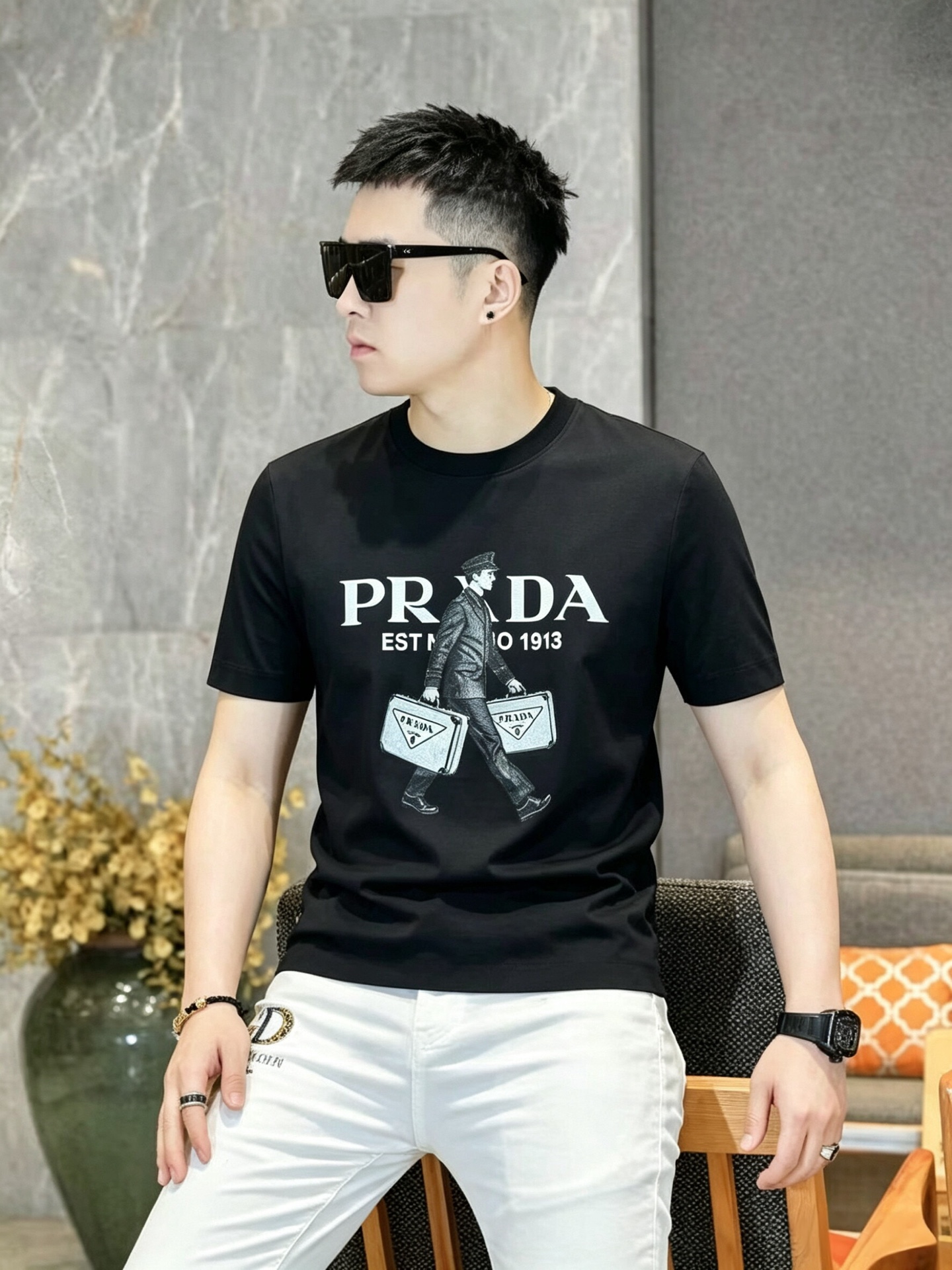 NO:843518,PRA*Pu & Lada 2026F/W new spring and summer men's round neck long-sleeved T-shirt with letter pattern logo and heavy craftsmanship. It is custom-woven with imported long-staple cotton and Tencel blended with golden proportions. It has a mercerized smooth touch, which makes the skin-friendly effect achieve an excellent effect. It is light, soft and waxy, soft and elastic. All high-end products, a basic and versatile spring and summer essential item, sincerely recommended to you!  The classic round neck pullover design is fashionable and versatile and has high compatibility. It is very good whether it is worn as a base or alone!  Size 48-56, the maximum wear is 190 pounds, prada, tees, t-shirt, gold,19860909PRA*普&拉达 2026F/W春夏新款字母图案logo重工艺造型装饰男士圆领长袖T恤 客供进口长绒棉天丝黄金比例融合混纺定织而成,丝光平滑的触感,让亲肤感达到绝佳效果,轻薄软糯,柔软富有弹性. 全品相高端臻品,春夏基础百搭必备单品,诚意推荐给你们！经典的圆领套头设计,时尚百搭兼容系数高,无论打底还是单穿都非常出彩！ 尺码48-56 最大穿190斤,,prada,tees，t-shirt,gold,,Men's clothing
