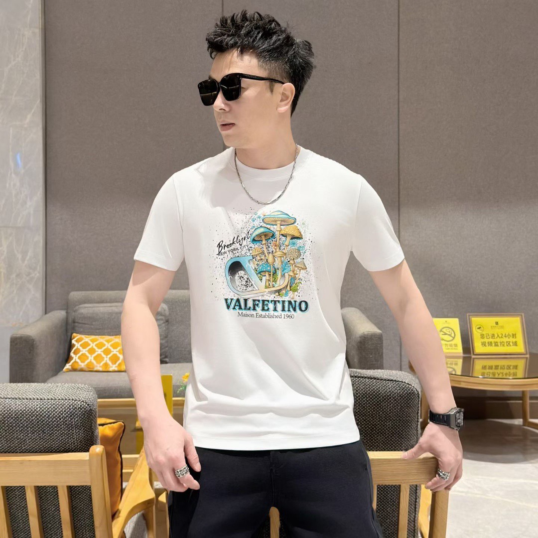 NO:838266,VALENT* Warren* slave F/W new spring and summer letter pattern logo digitally printed embossed men's round neck long-sleeved T-shirt. It is made of imported long-staple cotton and Tencel blended with a golden ratio and custom-woven. It has a mercerized smooth touch, which makes the skin-friendly effect achieve an excellent effect. It is light, soft and waxy, soft and elastic. All high-end products, a basic and versatile spring and summer essential item, sincerely recommended to you!  The classic round neck pullover design is fashionable and versatile and has high compatibility. It is very good whether it is worn as a base or alone!  Size 48-56,,valentino,valentino,tees,t-shirt,gold,19860909VALENT*华伦*奴 F/W春夏新款字母图案logo数码印花压花男士圆领长袖T恤 客供进口长绒棉天丝黄金比例融合混纺定织而成,丝光平滑的触感,让亲肤感达到绝佳效果,轻薄软糯,柔软富有弹性. 全品相高端臻品,春夏基础百搭必备单品,诚意推荐给你们！经典的圆领套头设计,时尚百搭兼容系数高,无论打底还是单穿都非常出彩！ 尺码48-56,,valentino,valentino,tees，t-shirt,gold,,Men's clothing