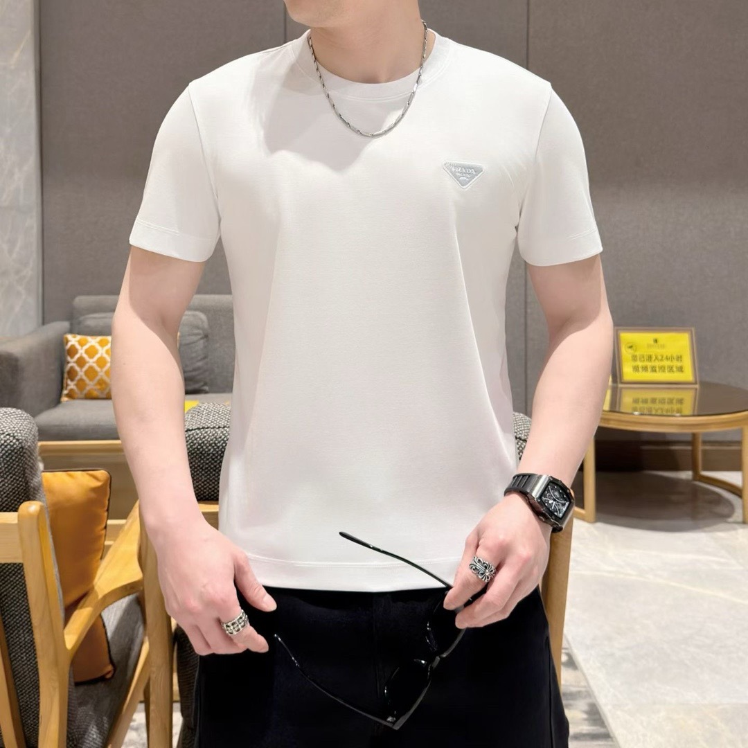 NO:838274,PRA*Pu & Da AW spring and summer new men's round neck short-sleeved T-shirt, top original fashion casual short-sleeved T-shirt.  26Ss is a must-have item for trendy Internet celebrities. It is made of imported double mercerized cotton digitally printed fabrics. It has its own gloss, excellent comfort and breathability, softness, anti-wrinkle elasticity and excellent drape. It is very handsome whether worn alone or as an inner layer. It is in line with men's practical dressing habits. It has exquisite logo embroidery design and ribbon decoration on the chest and hem side. It is especially preferred by urban fashionable men!  Size: M-3XL, max. 190 catties, prada, T-shirt, tees, t-shirt,19860909PRA*普&达 AW春夏新款男士圆领短袖T桖,顶级原单时尚休闲短袖T恤. 26Ss潮人网红必备单品,精选进口双丝光棉数码印花面料,自带光泽度,舒适性与透气性兼优,柔软抗皱弹性和垂性极佳,无论是单穿还是内搭都是帅气十足,吻合了男性实用穿衣习惯,胸前和下摆一侧精致的logo刺绣设计和织带装饰点缀,都市时尚男尤首选! 尺码:M-3XL最大穿190斤,,prada,T-shirt,tees，t-shirt,,Men's clothing
