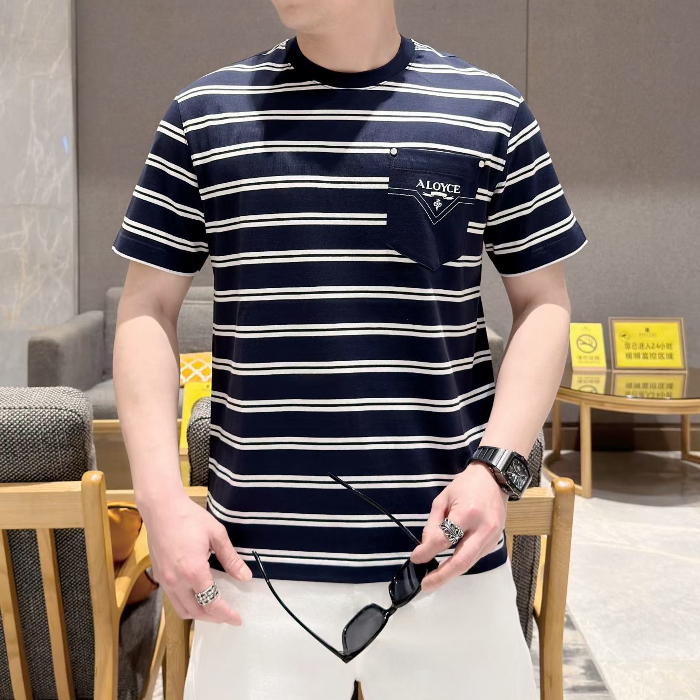NO:838282,PRA*Pu & Lada F/W new spring and summer men's fashionable and casual round neck long-sleeved T-shirt. It is made of imported long-staple cotton and tencel blended with a golden ratio and is custom-woven. It has a mercerized smooth touch, which makes it feel very close to the skin. It is light, soft and waxy, soft and elastic. All high-end products, a basic and versatile spring and summer essential item. We sincerely recommend it to you!  The classic round neck pullover design is fashionable and versatile and has high compatibility. It is very good whether it is worn as a base or alone!  Size 48-56, prada, tees, t-shirt, gold,19860909PRA*普&拉达 F/W春夏新款男士时尚休闲圆领长袖T恤 客供进口长绒棉天丝黄金比例融合混纺定织而成,丝光平滑的触感,让亲肤感达到绝佳效果,轻薄软糯,柔软富有弹性. 全品相高端臻品,春夏基础百搭必备单品,诚意推荐给你们！经典的圆领套头设计,时尚百搭兼容系数高,无论打底还是单穿都非常出彩！ 尺码48-56,,prada,tees，t-shirt,gold,,Men's clothing