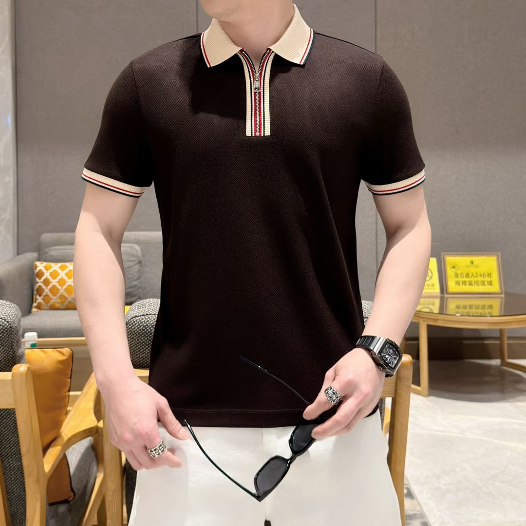 NO:838290,Moncl* Men's A/W Spring and Summer Men's Business Casual Classic Contrast Color Zipper Placket Lapel Polo Shirt. Produced by OEM. The classic webbing splicing of the collar and cuffs is a soul-like design. The high-end zipper puller is decorated with the brand's letter logo. Custom-imported double mercerized pique cotton fabric, which is delicate, soft, crisp and stylish. This season combines sports and leisure atmosphere with traditional business casual. It uses exquisite simplicity to create a men's elegant and sunny casual style.  Simple, low-key and elegant, this is the minimalist style that the brand has always adhered to!  Comfortable but not tight, natural and portable. The natural and exquisite shape and neat lines outline a handsome and capable style. Sizes 48-56,,19860909Moncl*蒙&口 A/W春夏季男士商务休闲经典撞色拉链门襟翻领Polo衫 代工厂出品 衣领边和袖口经典织带拼接属于灵魂式的设计,高端饰有品牌字母Logo的拉链头, 定制进口双丝光珠地棉面料,细腻柔软且挺括有型.本季将运动休闲气息与传统商务休闲融于一衫.以精致的简约打造男士儒雅阳光休闲风格. 至简、低调、优雅、是品牌一直秉承的极简风格！舒服而不紧绷、自然随身. 自然精致版型、利落的线条勾勒出帅气干练的型格. 尺码48-56,,,Men's clothing