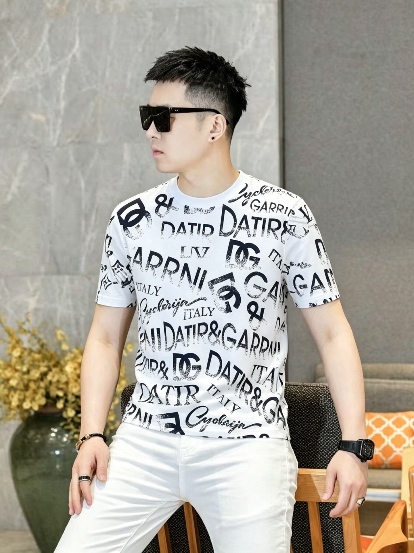 NO:843523,DG*2026F/W new spring and summer letter pattern logo heavy craftsmanship decoration slightly wide version men's round neck long-sleeved T-shirt. It is made of imported long-staple cotton Tencel blended with golden ratio and custom-woven. The mercerized smooth touch makes the skin-friendly effect achieve the best effect. It is light, soft and waxy, soft and elastic. All high-end products, a basic and versatile spring and summer essential item, sincerely recommended to you!  The classic round neck pullover design is fashionable and versatile and has high compatibility. It is very good whether it is worn as a base or alone!  The size is one size larger, 48-56, and can wear up to 200 pounds, tees, t-shirts, gold,19860909DG*2026F/W春夏新款字母图案logo重工艺造型装饰微阔版型男士圆领长袖T恤 客供进口长绒棉天丝黄金比例融合混纺定织而成,丝光平滑的触感,让亲肤感达到绝佳效果,轻薄软糯,柔软富有弹性. 全品相高端臻品,春夏基础百搭必备单品,诚意推荐给你们！经典的圆领套头设计,时尚百搭兼容系数高,无论打底还是单穿都非常出彩！ 尺码偏大一码48-56 最大穿200斤,,tees，t-shirt,gold,,Men's clothing