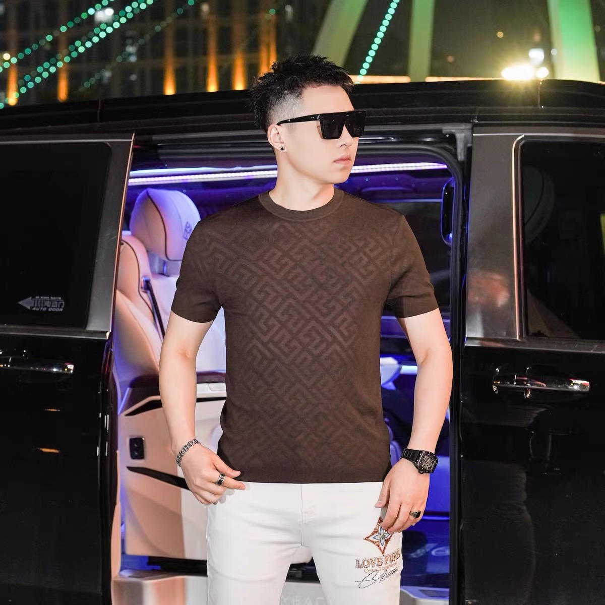 NO:843529,FEND* Fen&Di 2026SS spring and summer new men's fashion casual round neck Yilite fabric short-sleeved T-shirt,  The sense of fashion keeps pace with the times, and is always eye-catching with a unique attitude. The custom-supplied Piquet knitted fabric can be called 'fabric that breathes'. The technical knitted quilting design makes the hand feel extremely smooth and delicate without any roughness, making the body more comfortable and breathable. The classic straight-cut double-needle hem and rib knitted cuffs are neatly created to create a fashionable and rigorous luxury atmosphere, with thick and full texture and brilliant luster. Every detail is a reflection of luxury and temptation. Color Picture  Size M-3XL,,fendi,T-shirt,tees,t-shirt,19860909FEND*芬&迪 2026SS春夏新品男士时尚休闲圆领伊力特面料短袖T恤, 时髦感与时俱来,时刻以别样的姿态引人注目.客供Piquet针织面料,堪称“会呼吸的面料”,工艺针织绗缝设计让手感极为顺滑细腻,无任何粗糙感,着身更为舒爽透气.经典的直裁双针下摆及罗纹针织袖口工整无比营造出时尚严谨的奢华气息,质感厚实饱满,光泽出彩.每一处细节都是奢感诱惑的体现. 颜色图色 尺码M-3XL,,fendi,T-shirt,tees，t-shirt,,Men's clothing