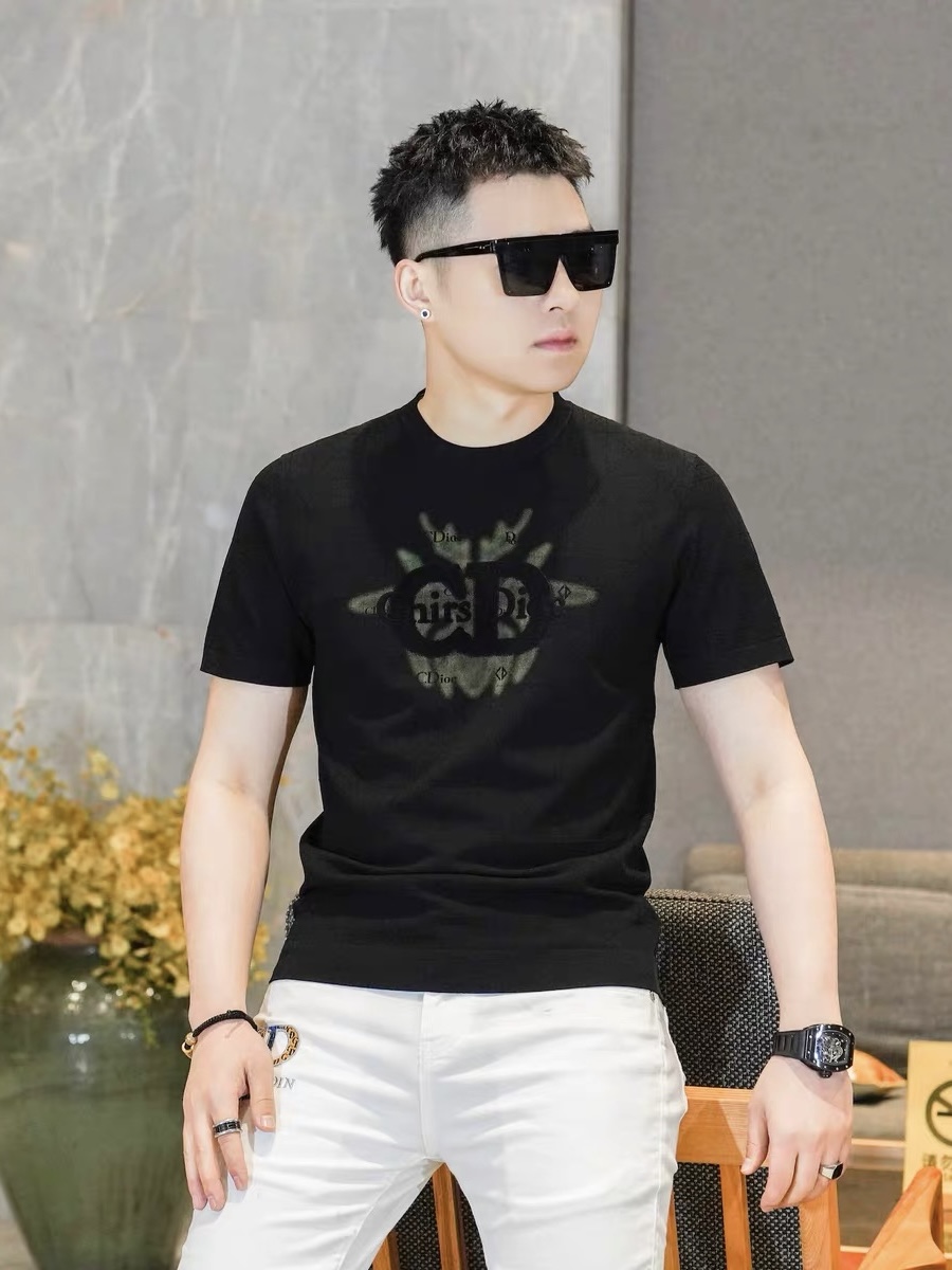 NO:843536,Di*or 2026SS new spring and summer men's fashionable and casual round neck Yilite fabric short-sleeved T-shirt,  The sense of fashion keeps pace with the times, and is always eye-catching with a unique attitude. The custom-supplied Piquet knitted fabric can be called 'fabric that breathes'. The technical knitted quilting design makes the hand feel extremely smooth and delicate without any roughness, making the body more comfortable and breathable. The classic straight-cut double-needle hem and rib knitted cuffs are neatly created to create a fashionable and rigorous luxury atmosphere, with thick and full texture and brilliant luster. Every detail is a reflection of luxury and temptation. Color Picture  Size M-3XL,,T-shirt,tees,t-shirt,19860909迪*奥2026SS春夏新品男士时尚休闲圆领伊力特面料短袖T恤, 时髦感与时俱来,时刻以别样的姿态引人注目.客供Piquet针织面料,堪称“会呼吸的面料”,工艺针织绗缝设计让手感极为顺滑细腻,无任何粗糙感,着身更为舒爽透气.经典的直裁双针下摆及罗纹针织袖口工整无比营造出时尚严谨的奢华气息,质感厚实饱满,光泽出彩.每一处细节都是奢感诱惑的体现. 颜色图色 尺码M-3XL,,T-shirt,tees，t-shirt,,Men's clothing