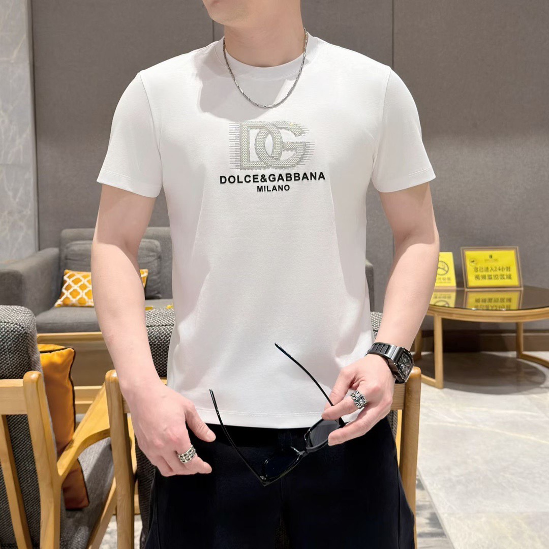 NO:843543,Dolc&Gabban* 2026F/W new spring and summer letter pattern logo digitally printed embossed men's round neck long-sleeved T-shirt. It is custom-made with imported long-staple cotton Tencel blended with golden ratio and blended with custom-woven fabrics. It has a mercerized smooth touch, which makes the skin-friendly effect achieve an excellent effect. It is thin, soft and waxy, soft and elastic. All high-end products, a basic and versatile spring and summer essential item, sincerely recommended to you!  The classic round neck pullover design is fashionable and versatile and has high compatibility. It is very good whether it is worn as a base or alone!  Size 48-56,,Dolce&Gabbana,tees,t-shirt,gold,19860909Dolc&Gabban*杜嘉&班纳2026F/W春夏新款字母图案logo数码印花压花男士圆领长袖T恤 客供进口长绒棉天丝黄金比例融合混纺定织而成,丝光平滑的触感,让亲肤感达到绝佳效果,轻薄软糯,柔软富有弹性. 全品相高端臻品,春夏基础百搭必备单品,诚意推荐给你们！经典的圆领套头设计,时尚百搭兼容系数高,无论打底还是单穿都非常出彩！ 尺码48-56,,Dolce&Gabbana,tees，t-shirt,gold,,Men's clothing