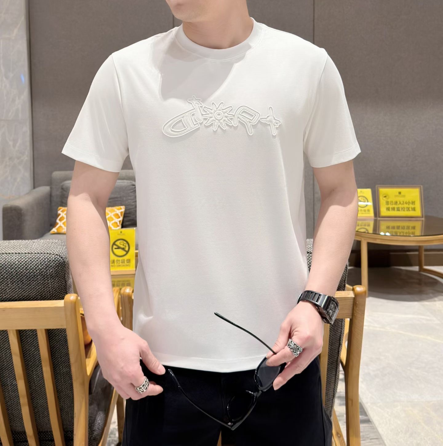 NO:843559,Dio* Dio 2026F/W new men's fashion casual round neck long-sleeved T-shirt for spring and summer. It is made of imported long-staple cotton and Tencel blended with a golden ratio and is custom-woven. It has a mercerized smooth touch, making it feel skin-friendly. It is light, soft and waxy, soft and elastic. All products are high-end products, a basic and versatile spring and summer essential item. We sincerely recommend it to you!  The classic round neck pullover design is fashionable and versatile and has high compatibility. It is very good whether it is worn as a base or alone!  Size 48-56, dior, tees, t-shirt, gold,19860909Dio*迪*奥 2026F/W春夏新款男士时尚休闲圆领长袖T恤 客供进口长绒棉天丝黄金比例融合混纺定织而成,丝光平滑的触感,让亲肤感达到绝佳效果,轻薄软糯,柔软富有弹性. 全品相高端臻品,春夏基础百搭必备单品,诚意推荐给你们！经典的圆领套头设计,时尚百搭兼容系数高,无论打底还是单穿都非常出彩！ 尺码48-56,,dior,tees，t-shirt,gold,,Men's clothing