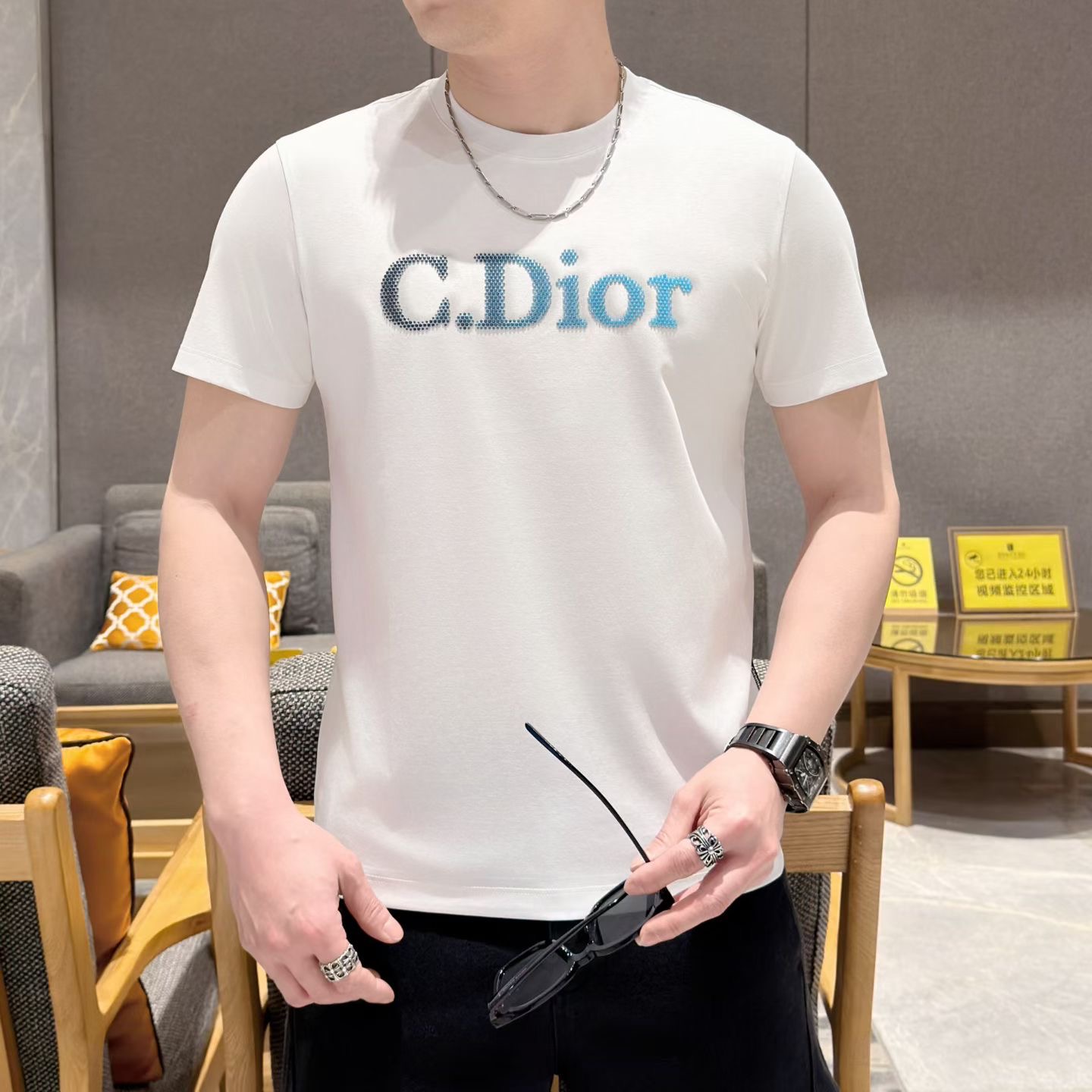 NO:843546,Di*or 2026F/W spring and summer co-branded men's fashionable and casual round neck long-sleeved T-shirt. Imported long-staple cotton spandex golden ratio fusion blended custom-woven, mercerized and smooth touch, making the skin-friendly effect achieve an excellent effect. It is light, soft and waxy, soft and elastic. All high-end products, a basic and versatile spring and summer essential item, sincerely recommended to you!  The classic round neck pullover design is fashionable and versatile and has high compatibility. It is very good whether it is worn as a base or alone!  Standard size 48-56 can wear up to 190 pounds, tees, t-shirt, gold,19860909迪*奥 2026F/W春夏联名款男士时尚休闲圆领长袖T恤 客供进口长绒棉氨纶黄金比例融合混纺定织,丝光平滑的触感,让亲肤感达到绝佳效果,轻薄软糯,柔软富有弹性. 全品相高端臻品,春夏基础百搭必备单品,诚意推荐给你们！经典的圆领套头设计,时尚百搭兼容系数高,无论打底还是单穿都非常出彩！ 标准尺码48-56最大穿190斤,,tees，t-shirt,gold,,Men's clothing