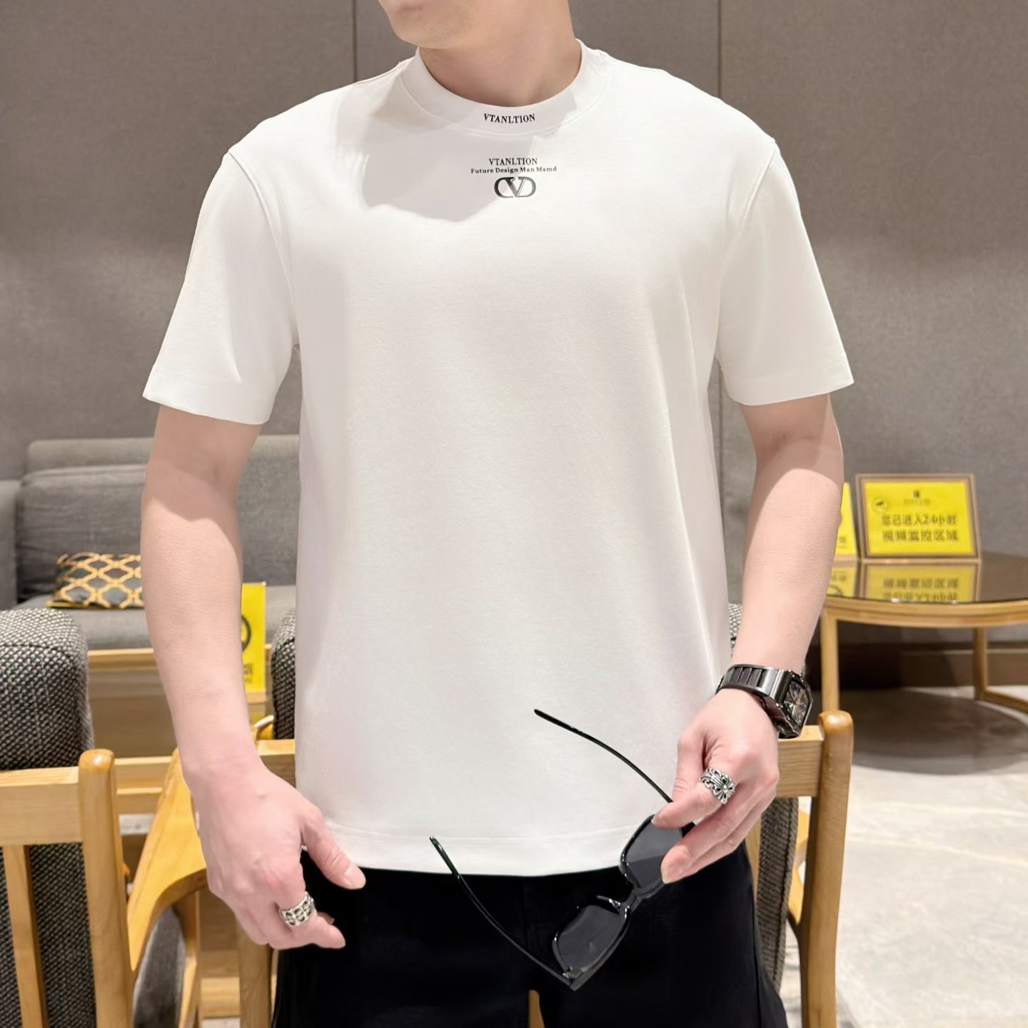NO:843562,VALENTI* Warren* slave 2026F/W spring and summer co-branded men's fashionable casual round neck long-sleeved T-shirt. Imported long-staple cotton spandex golden ratio fusion blended custom-woven, mercerized smooth touch, so that the skin-friendly effect is achieved. It is thin, soft and waxy, soft and elastic. All high-end products, a basic and versatile spring and summer essential item, sincerely recommended to you!  The classic round neck pullover design is fashionable and versatile and has high compatibility. It is very good whether it is worn as a base or alone!  Standard size 48-56, maximum wear 190 pounds, valentino, valentino, tees, t-shirt, gold,19860909VALENTI*华伦*奴 2026F/W春夏联名款男士时尚休闲圆领长袖T恤 客供进口长绒棉氨纶黄金比例融合混纺定织,丝光平滑的触感,让亲肤感达到绝佳效果,轻薄软糯,柔软富有弹性. 全品相高端臻品,春夏基础百搭必备单品,诚意推荐给你们！经典的圆领套头设计,时尚百搭兼容系数高,无论打底还是单穿都非常出彩！ 标准尺码48-56最大穿190斤,,valentino,valentino,tees，t-shirt,gold,,Men's clothing