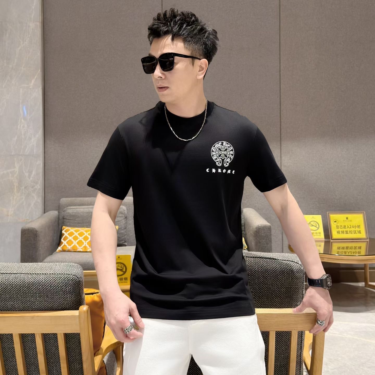 NO:843556,Chrom*Herat 2026F/W new spring and summer men's fashionable and casual round neck long-sleeved T-shirt. It is made of imported long-staple cotton and Tencel blended with a golden ratio and is custom-woven. The mercerized smooth touch makes the skin-friendly effect achieve an excellent effect. It is light, soft and waxy, soft and elastic. All high-end products, a basic and versatile spring and summer essential item, sincerely recommended to you!  The classic round neck pullover design is fashionable and versatile and has high compatibility. It is very good whether it is worn as a base or alone!  Size 48-56,,tees,t-shirt,gold,19860909Chrom*Herat克*罗心 2026F/W春夏新款男士时尚休闲圆领长袖T恤 客供进口长绒棉天丝黄金比例融合混纺定织而成,丝光平滑的触感,让亲肤感达到绝佳效果,轻薄软糯,柔软富有弹性. 全品相高端臻品,春夏基础百搭必备单品,诚意推荐给你们！经典的圆领套头设计,时尚百搭兼容系数高,无论打底还是单穿都非常出彩！ 尺码48-56,,tees，t-shirt,gold,,Men's clothing