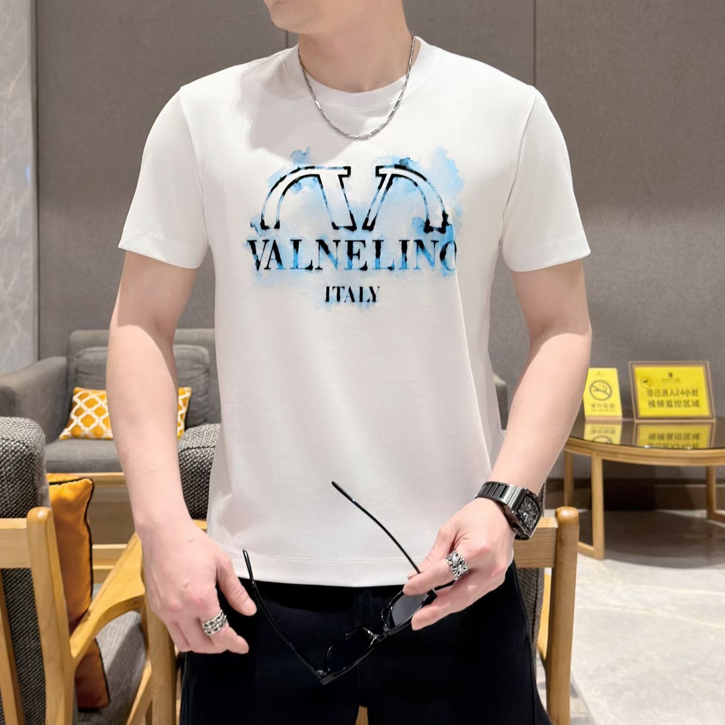 NO:843550,VALENT* Warren* slave 2026F/W spring and summer new men's round neck long-sleeved T-shirt with letter pattern logo digital printing technology. It is custom-woven with imported long-staple cotton and tencel blended with golden ratio. It has a mercerized smooth touch, which makes the skin-friendly effect achieve an excellent effect. It is light, soft and waxy, soft and elastic. All high-end products, a basic and versatile spring and summer essential item, sincerely recommended to you!  The classic round neck pullover design is fashionable and versatile and has high compatibility. It is very good whether it is worn as a base or alone!  Size 48-56,,valentino,valentino,tees,t-shirt,gold,19860909VALENT*华伦*奴 2026F/W春夏新款字母图案logo数码印花工艺男士圆领长袖T恤 客供进口长绒棉天丝黄金比例融合混纺定织而成,丝光平滑的触感,让亲肤感达到绝佳效果,轻薄软糯,柔软富有弹性. 全品相高端臻品,春夏基础百搭必备单品,诚意推荐给你们！经典的圆领套头设计,时尚百搭兼容系数高,无论打底还是单穿都非常出彩！ 尺码48-56,,valentino,valentino,tees，t-shirt,gold,,Men's clothing