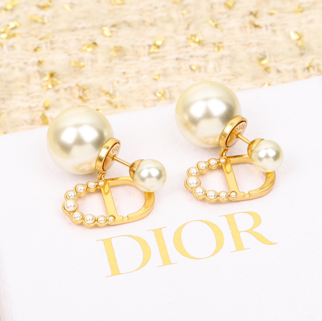 Dior Pearl CD Earrings - Elegant and Timeless Jewelry for Women 3 i1733333840 3961 1
