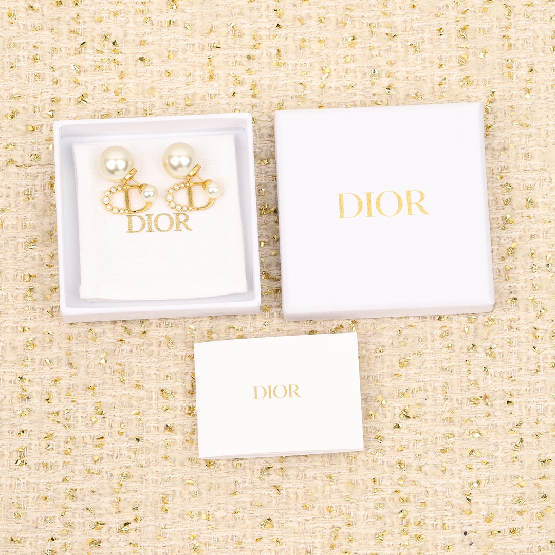 Dior Pearl CD Earrings - Elegant and Timeless Jewelry for Women 7 i1733333840 4227 0