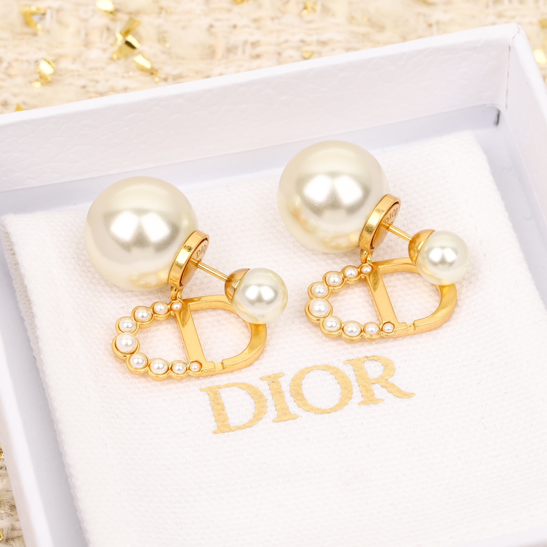 Dior Pearl CD Earrings - Elegant and Timeless Jewelry for Women 2 i1733333840 6333 4