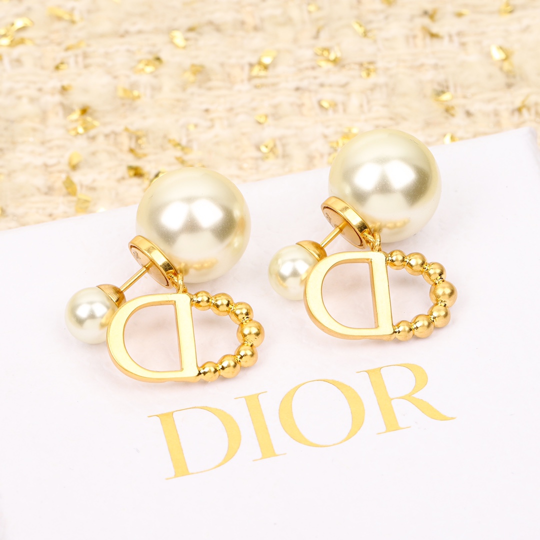 Dior Pearl CD Earrings - Elegant and Timeless Jewelry for Women 4 i1733333840 7591 3